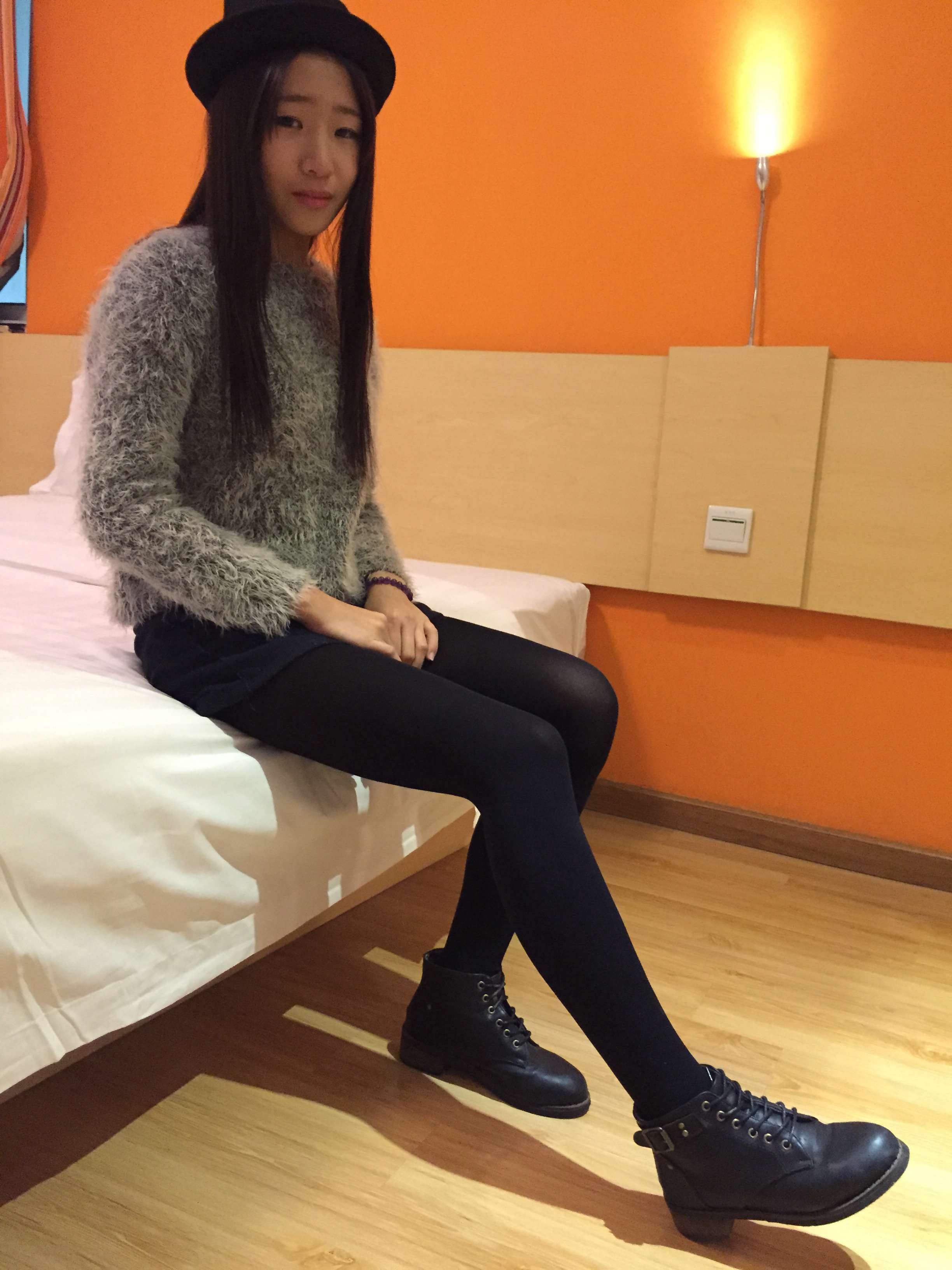 《开洞黑丝脚丫》作品图