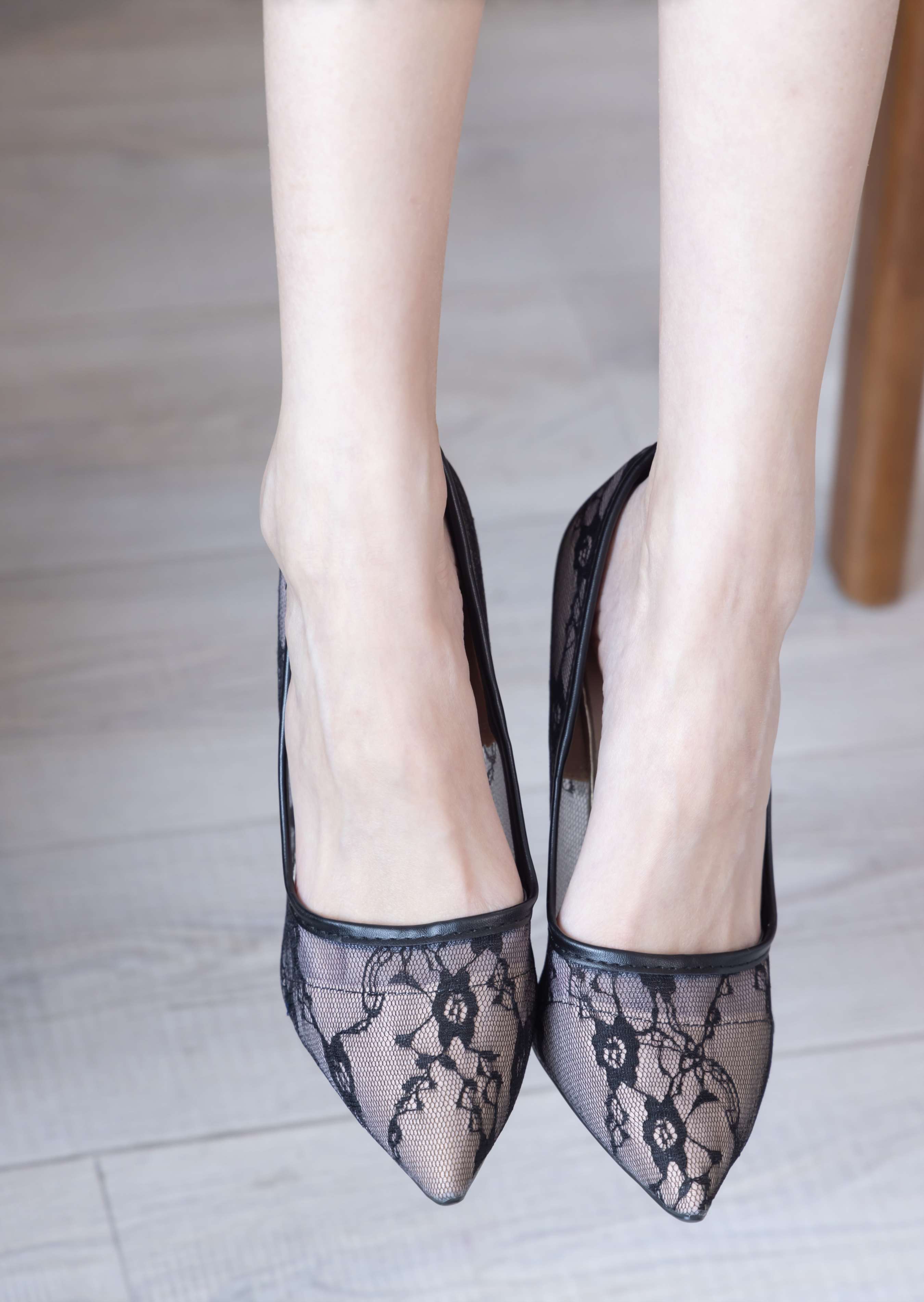 《稚予-两双高跟鞋の肉丝、裸足》作品图