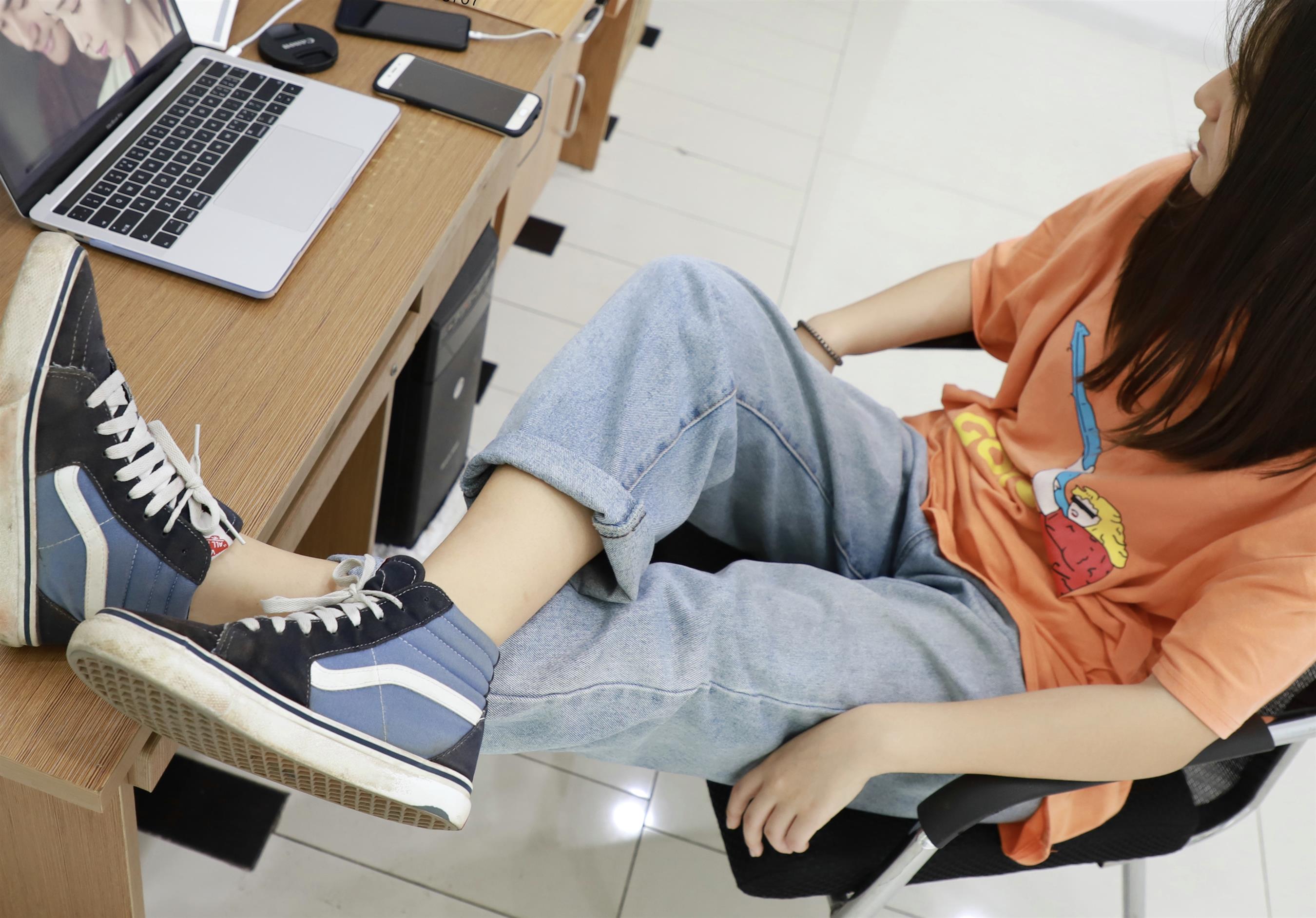 《电脑桌上的棉袜脚丫》作品图