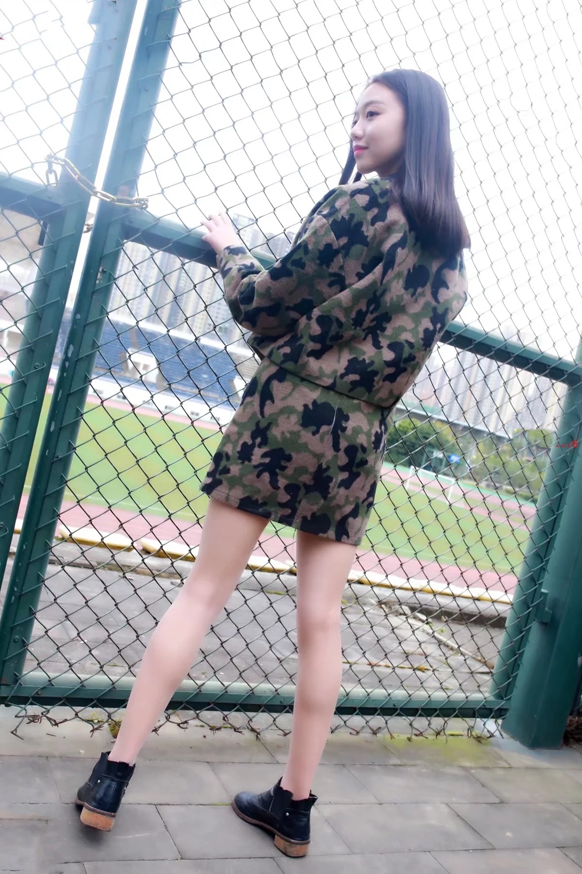 《足球场旁的迷彩少女》作品图