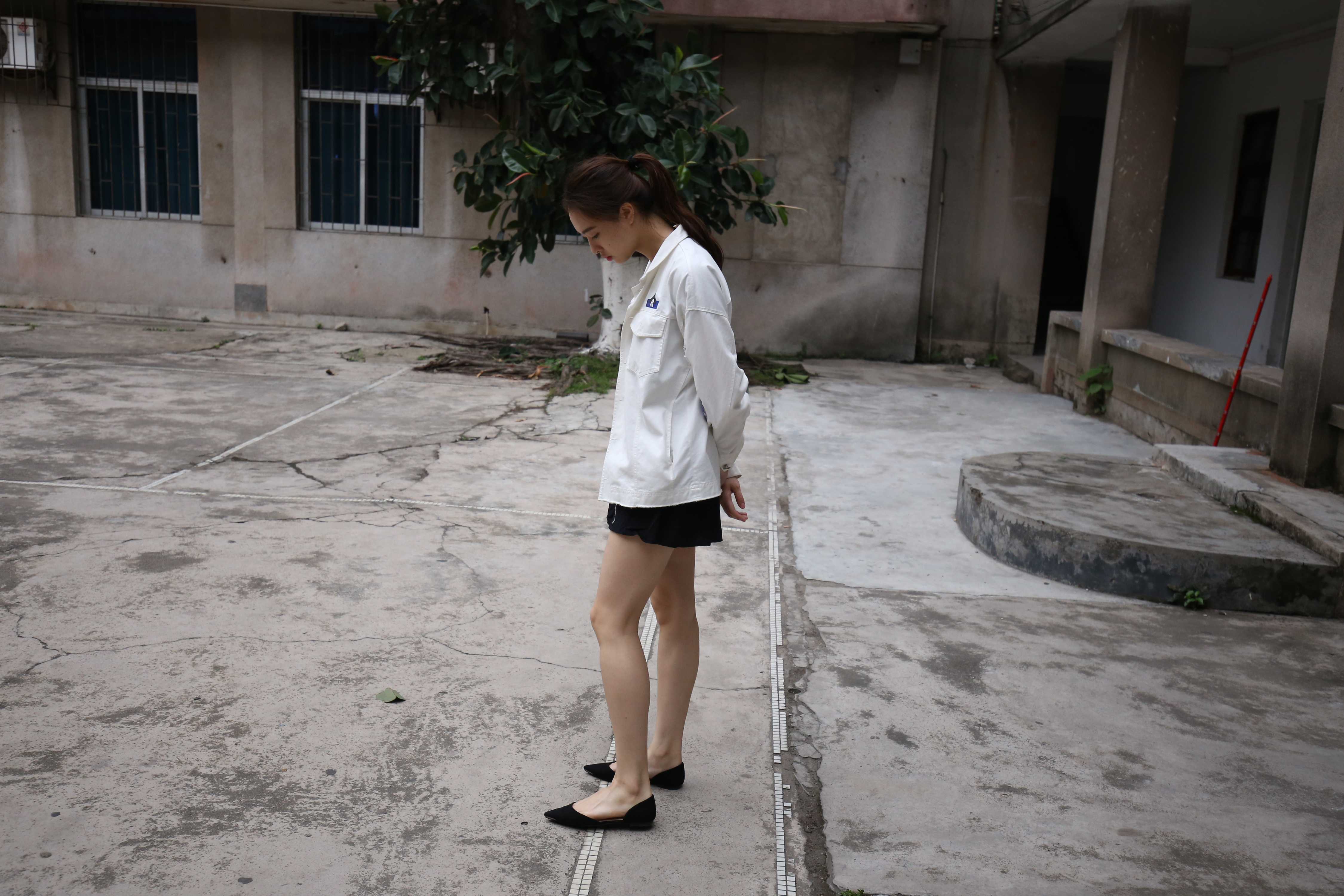 《高挑学姐赤足穿平跟鞋の船袜脚》作品图