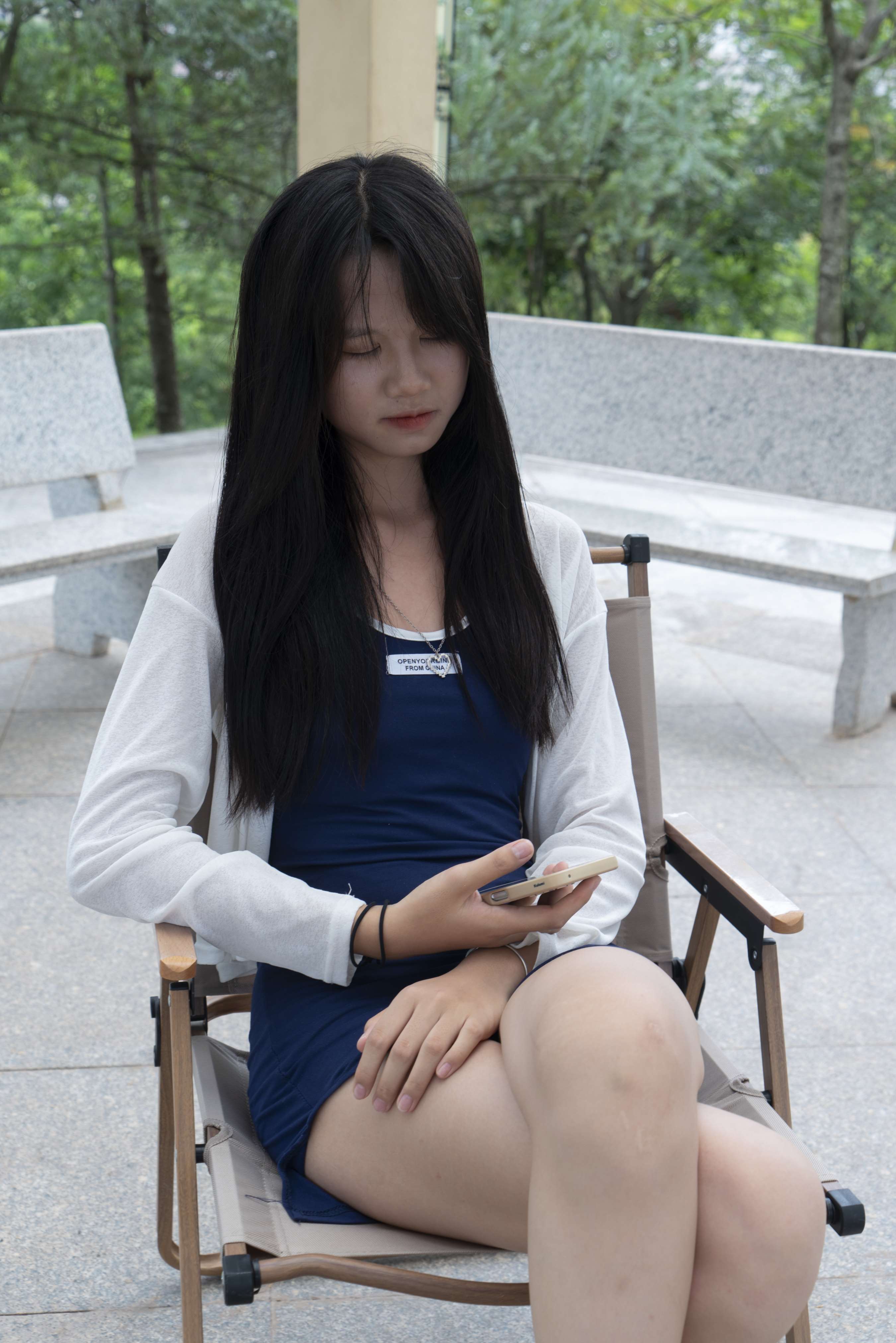 《学妹公园包臀裙の短丝脚丫》作品图