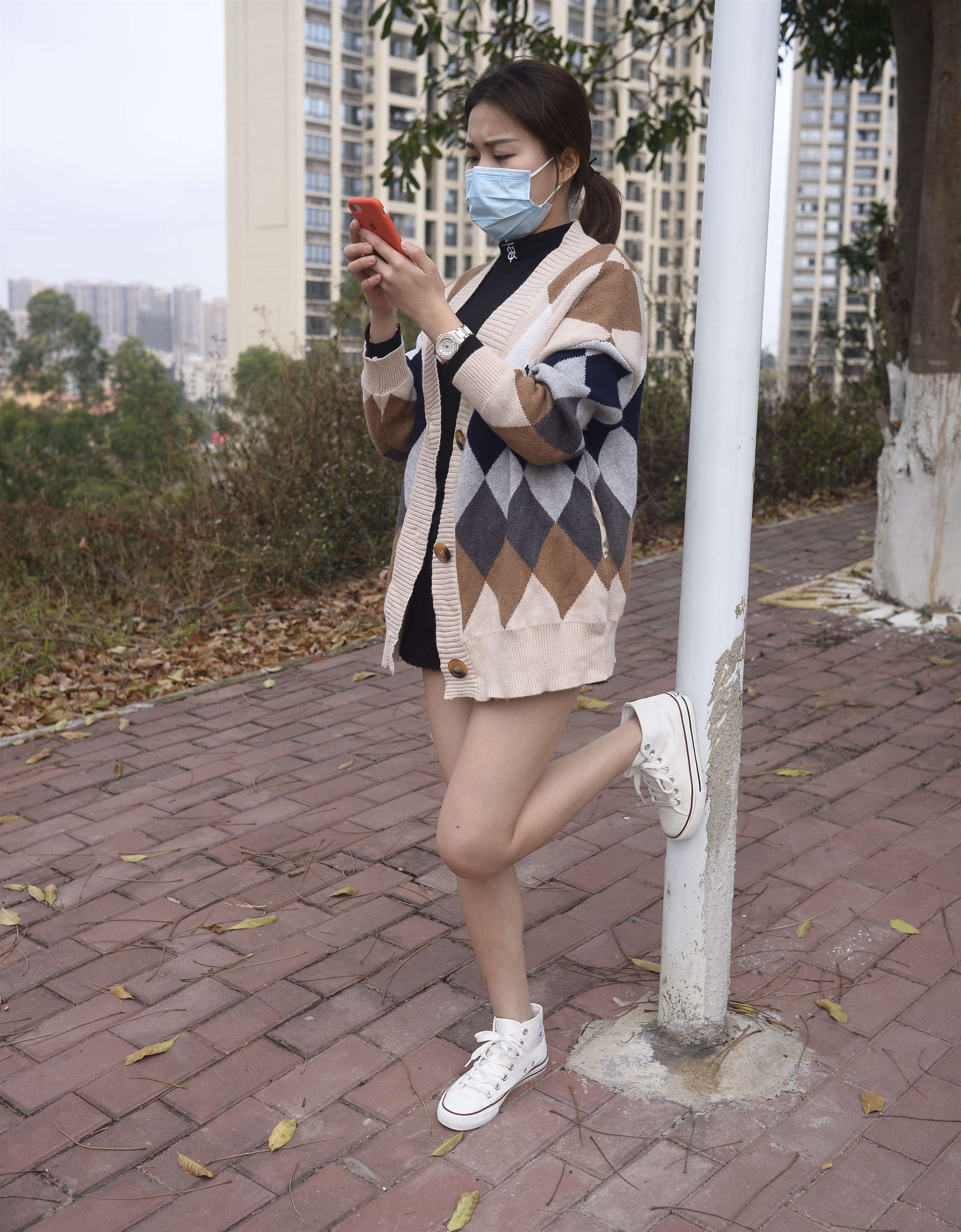 《马路边上的高帮帆布鞋の丝足【套图+视频1个】》作品图