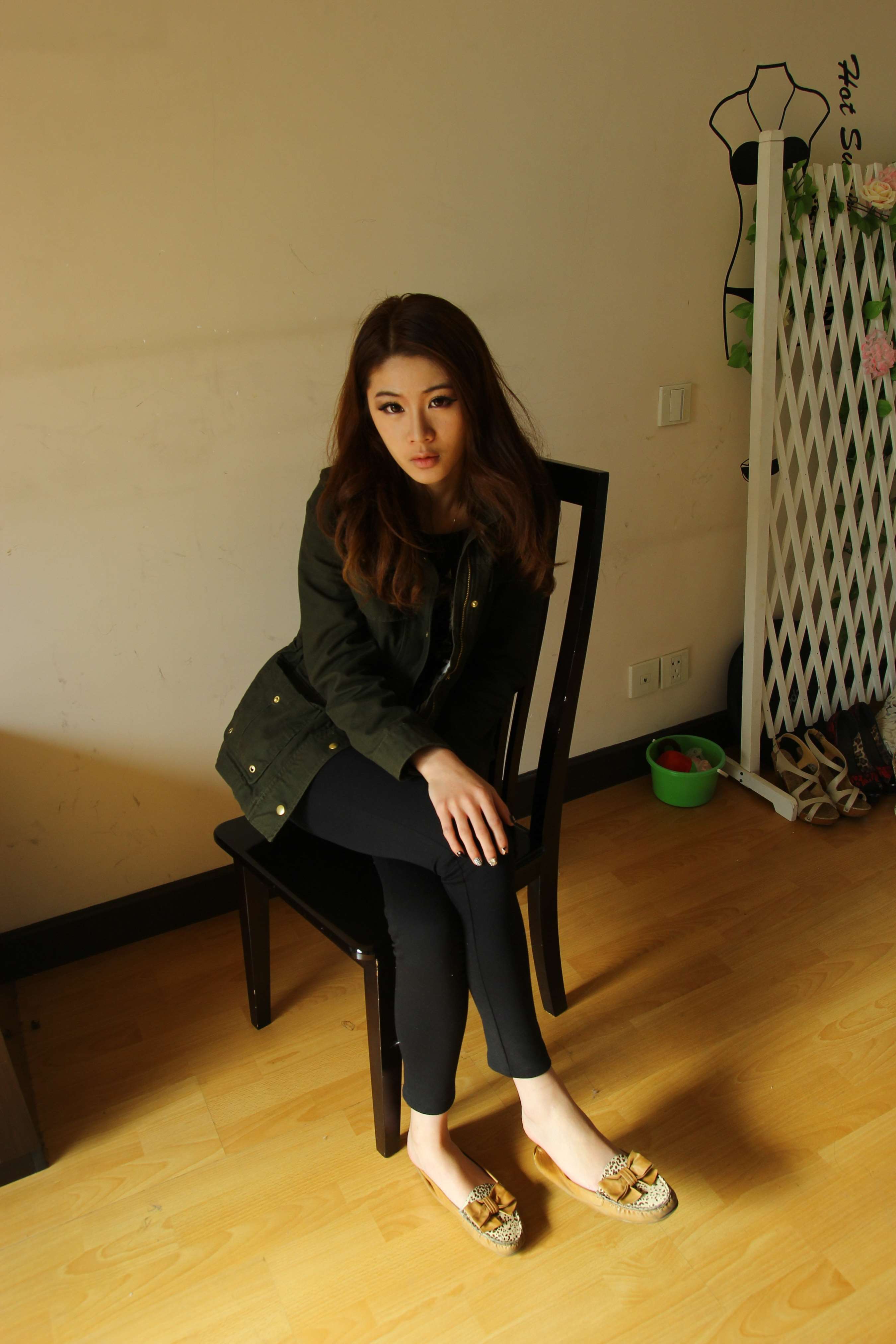 《清秀少女的细长玉足，第一次就给你看！》作品图