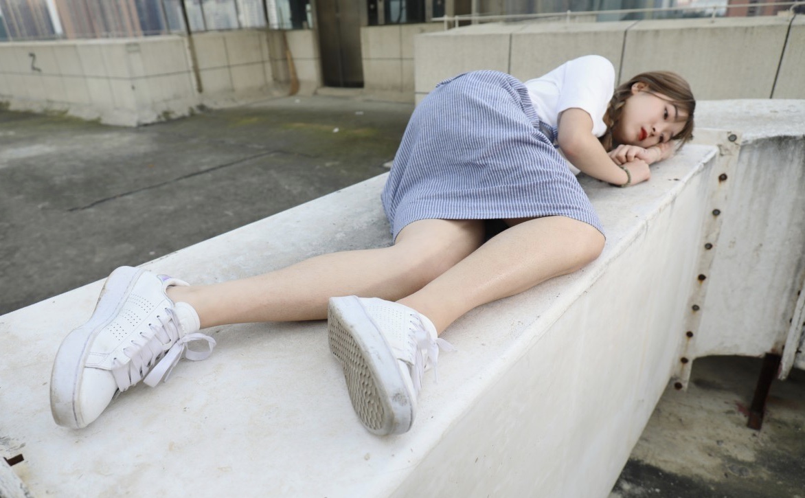 《天台少女船袜脚丫》作品图