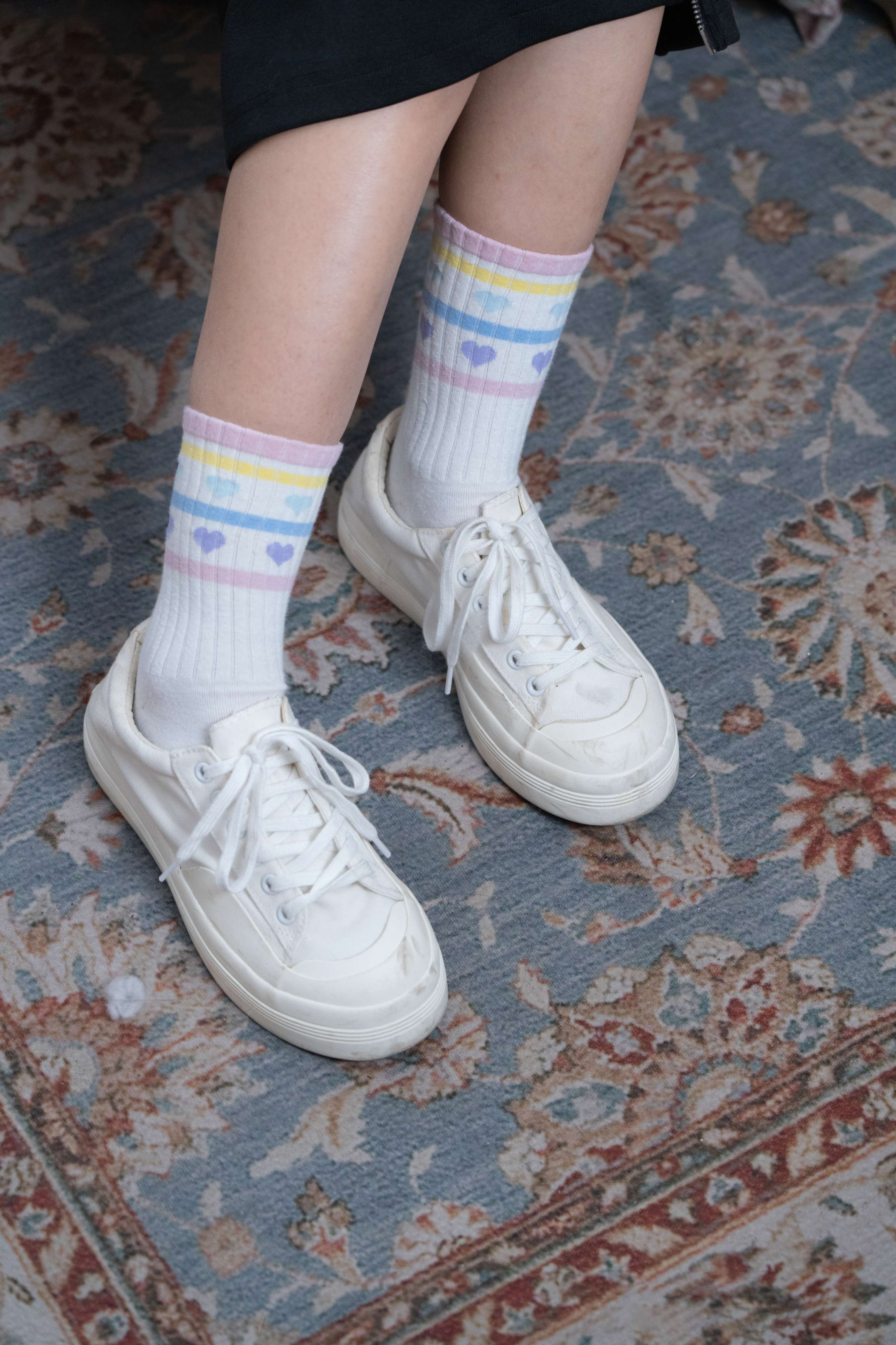 《筱筱-板鞋、白棉袜、裸足》作品图