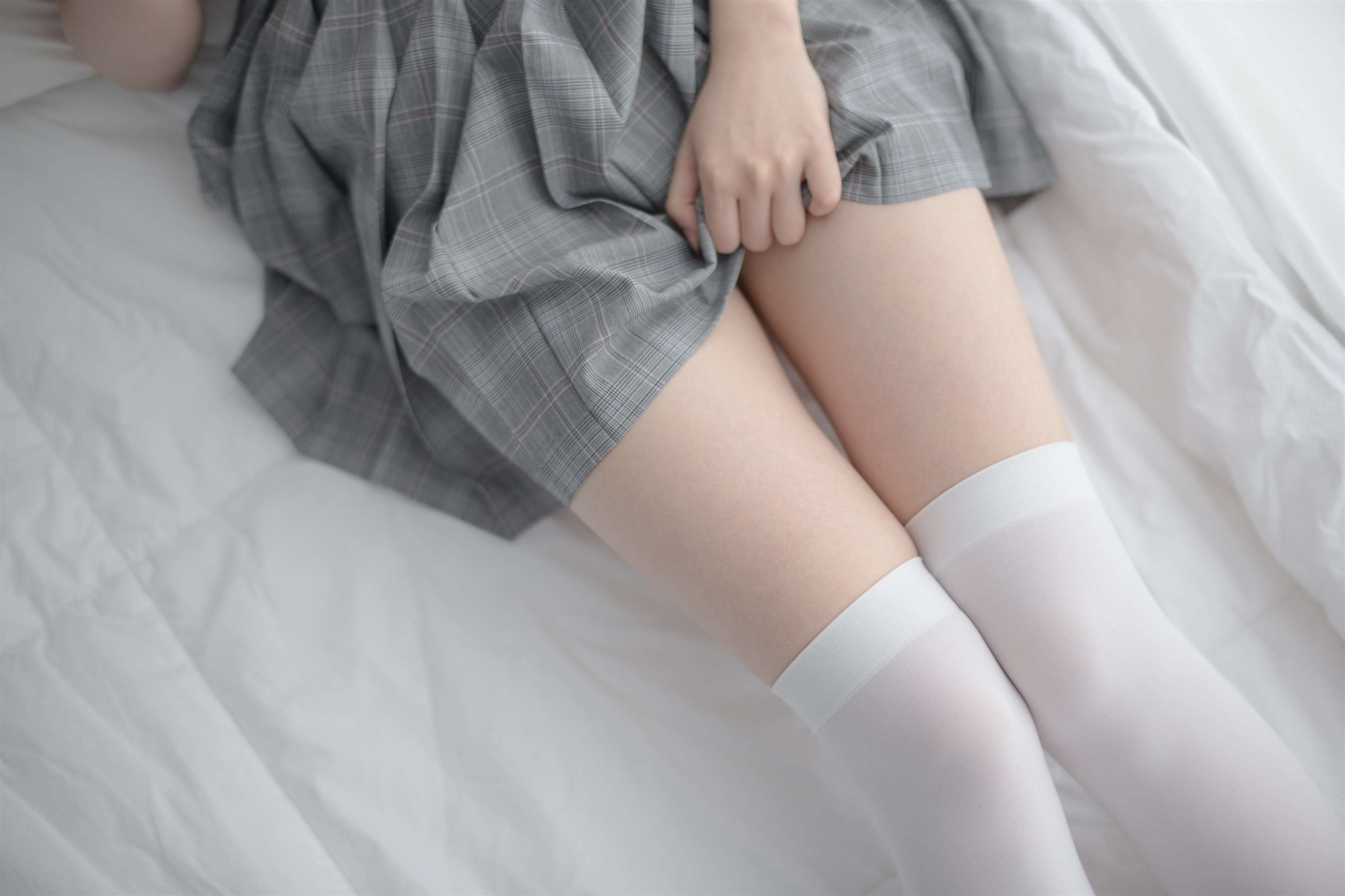 《白丝少女吃KFC》作品图