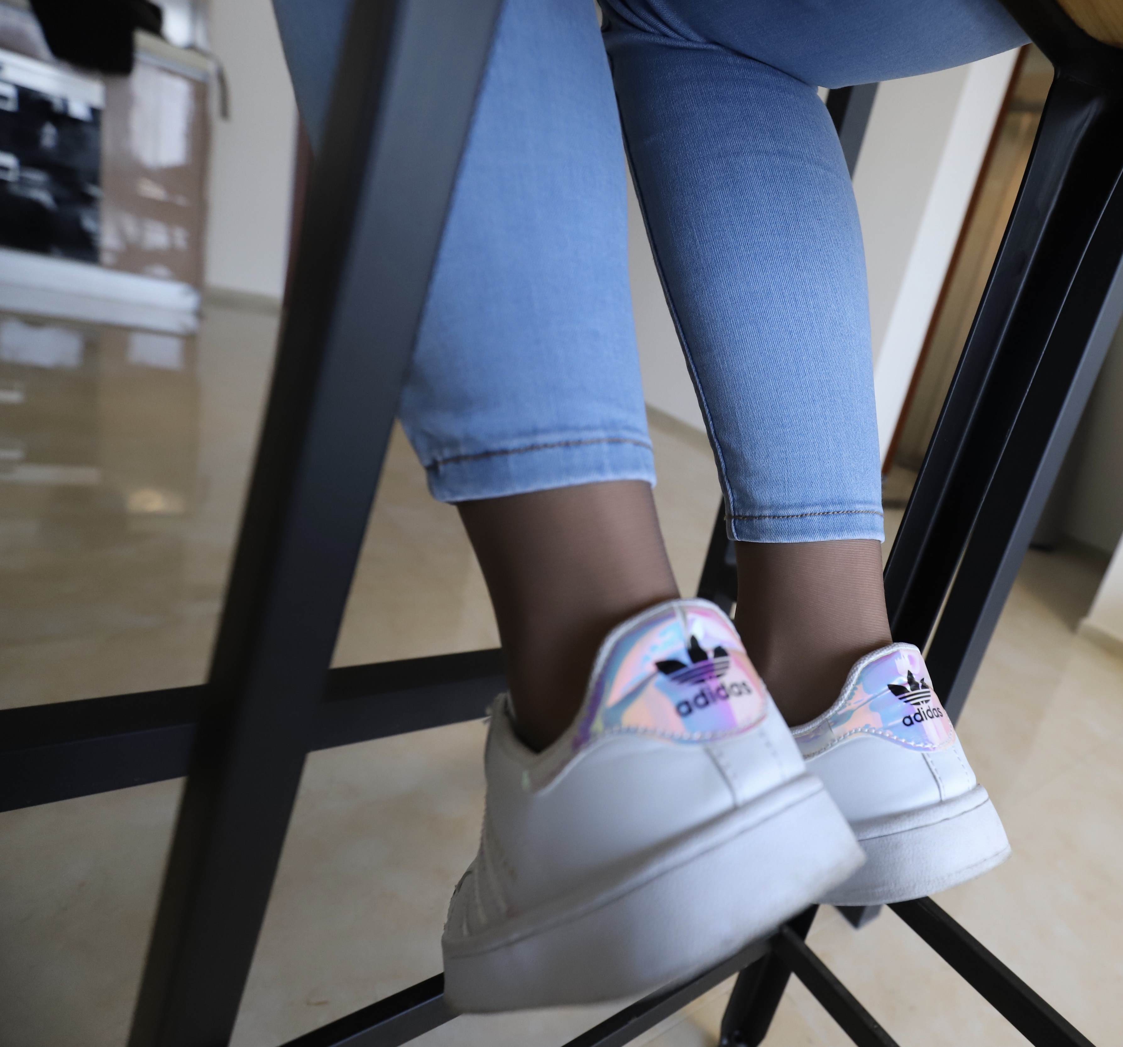 《板鞋の黑丝脚丫》作品图