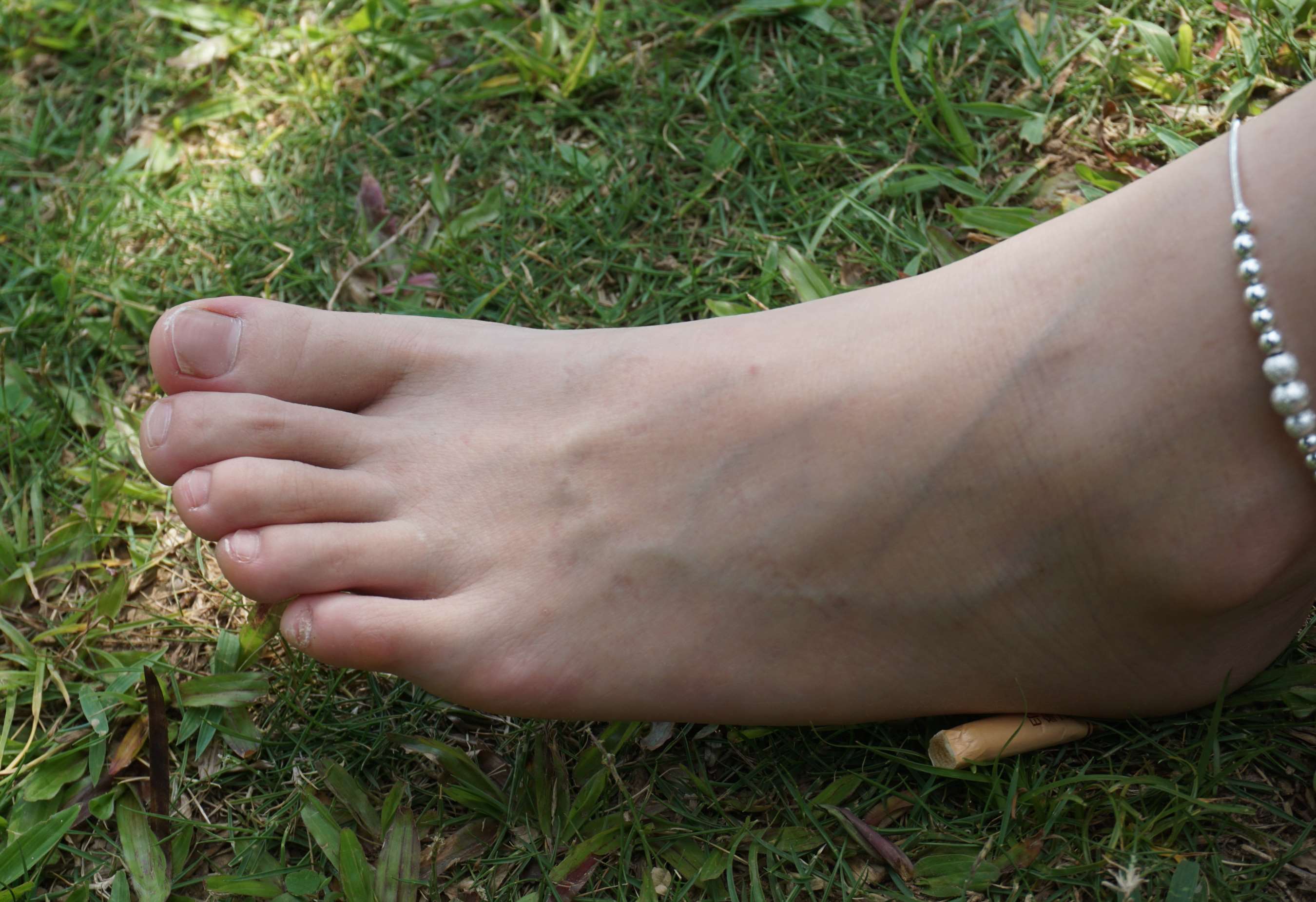 《杰杰草地全方位秀脚丫》作品图