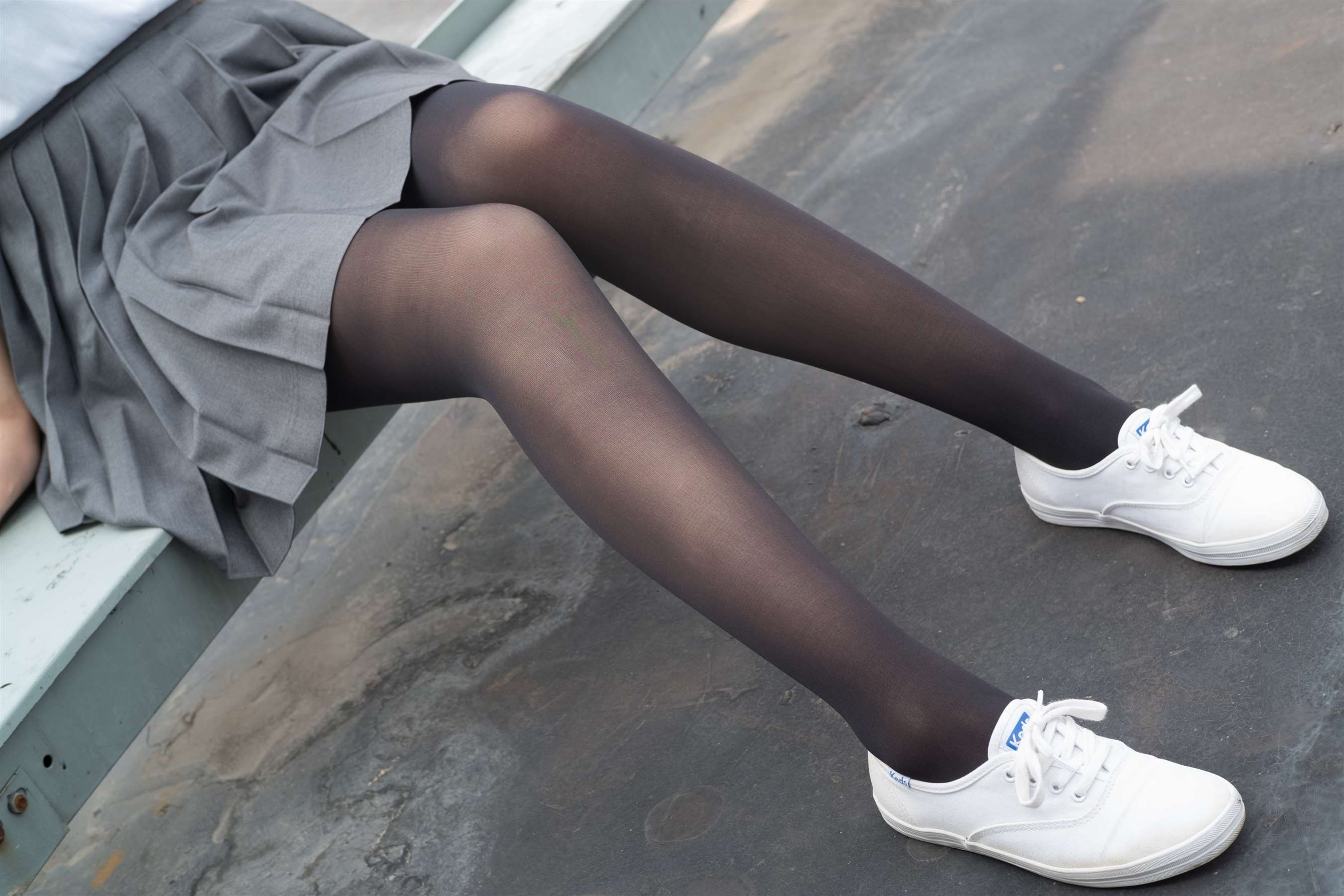 《天台JK制服の黑丝脚丫》作品图