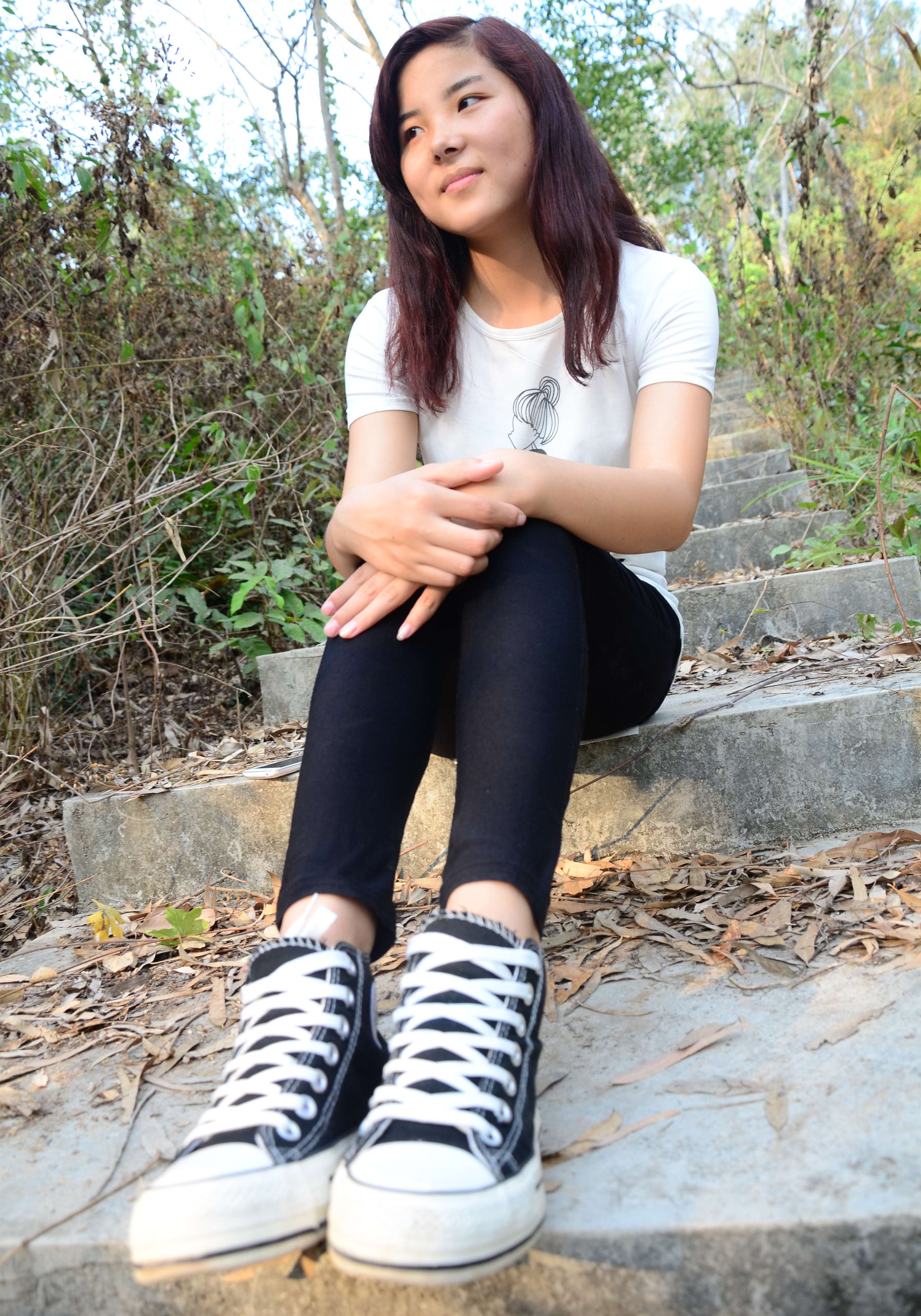 《公园阶梯上的帆布鞋棉袜脚》作品图