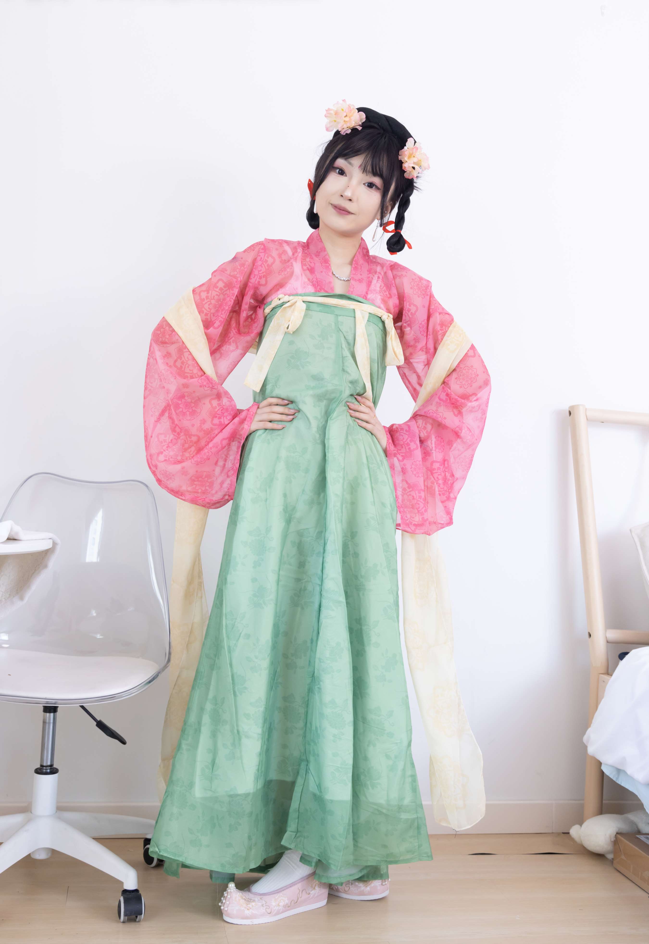 《嘟嘟-布鞋、白棉袜、古装、半脱袜子》作品图