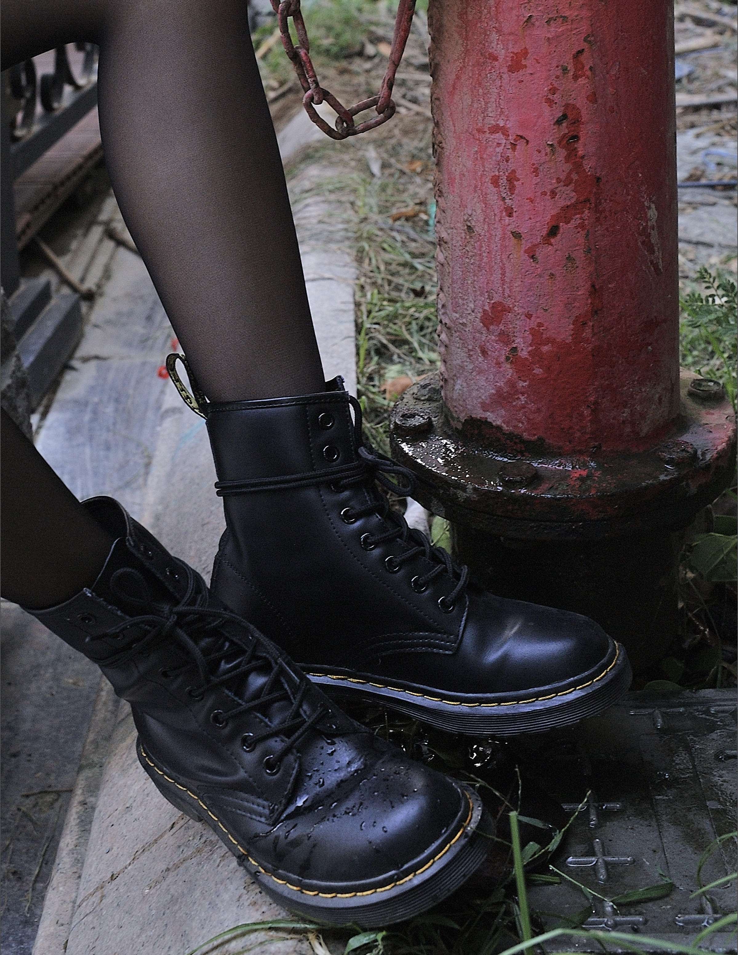 《短靴黑丝脚丫》作品图