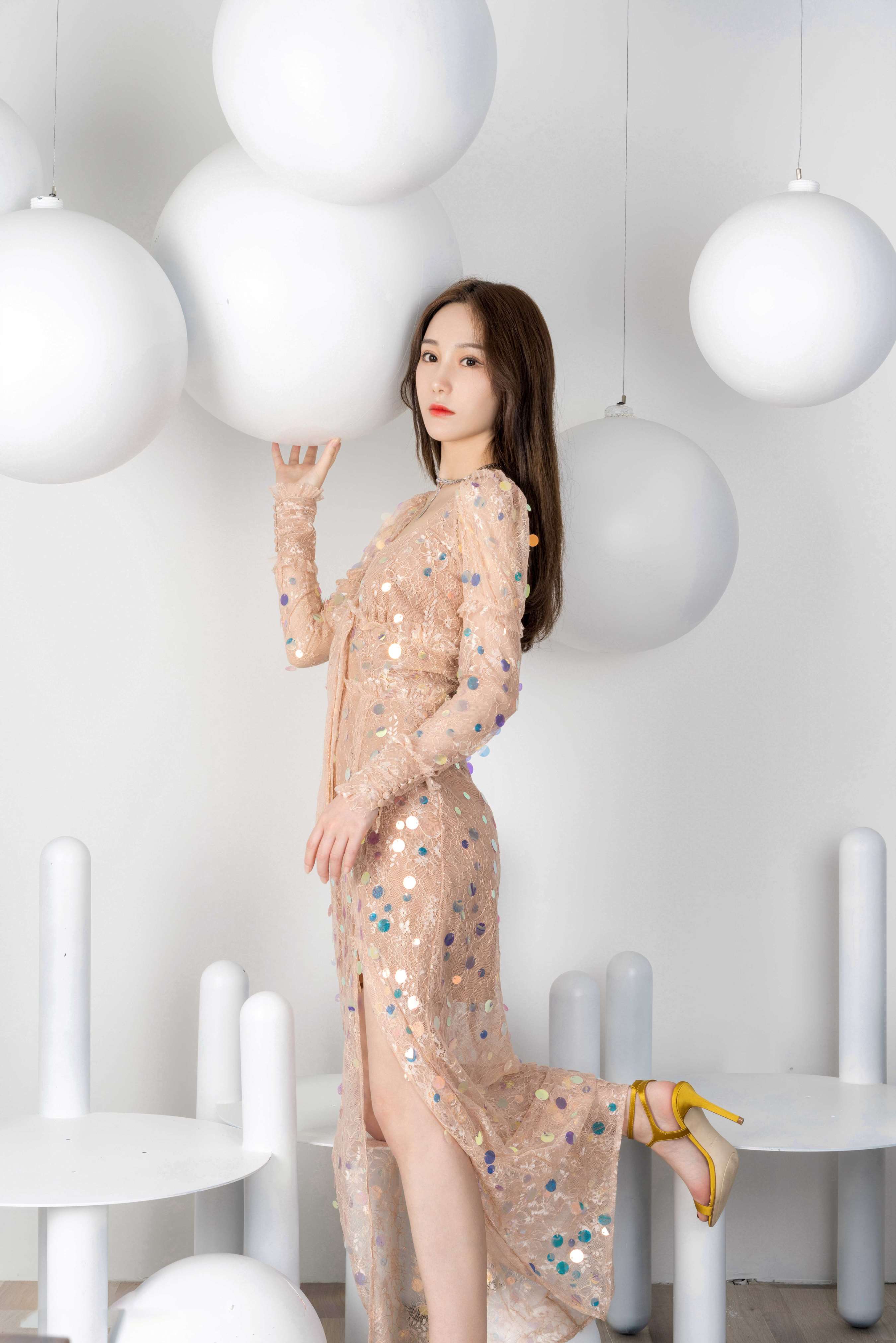 《晓芙-小礼服配上金色高跟鞋》作品图