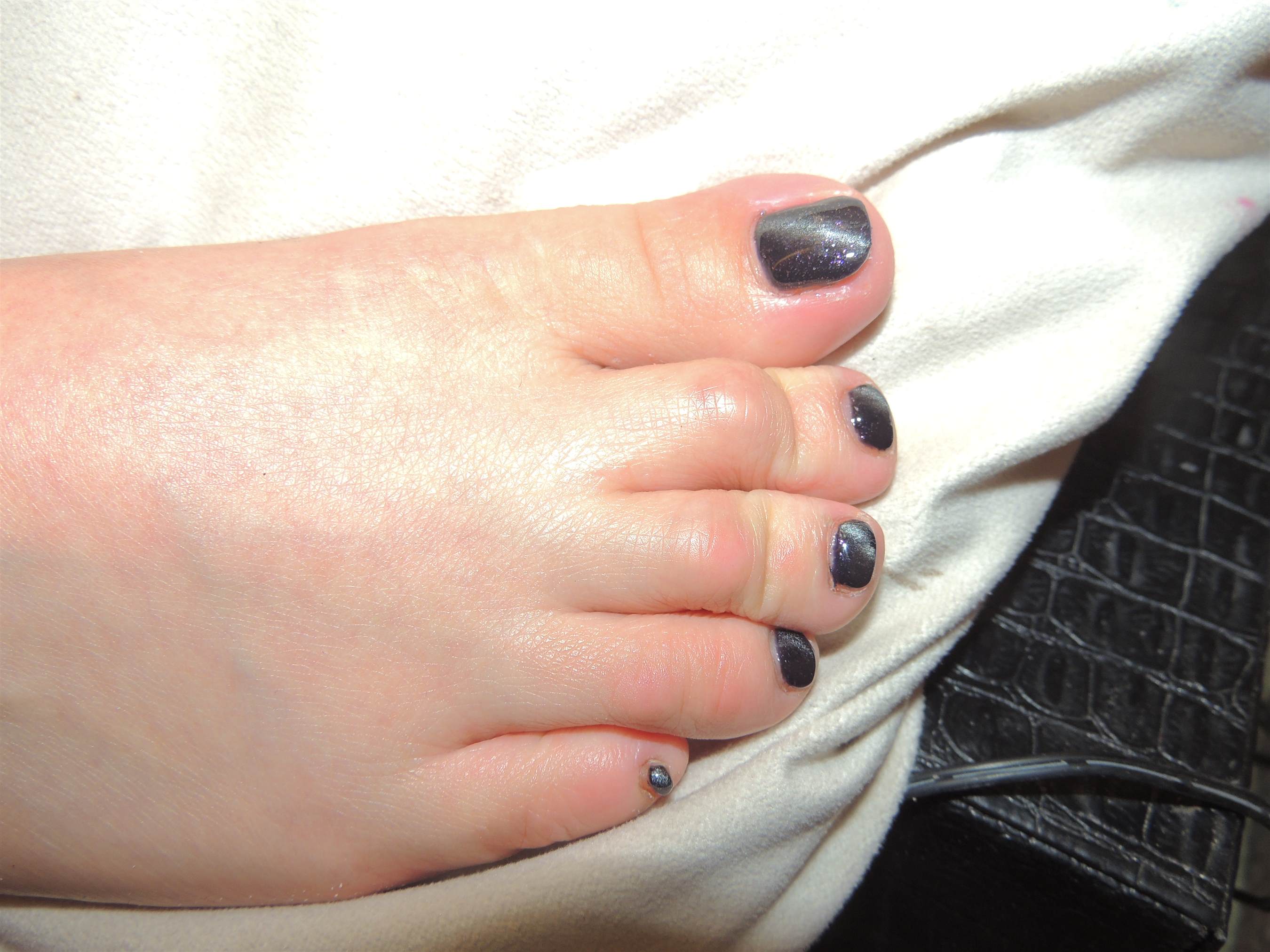 《美甲店里修脚》作品图