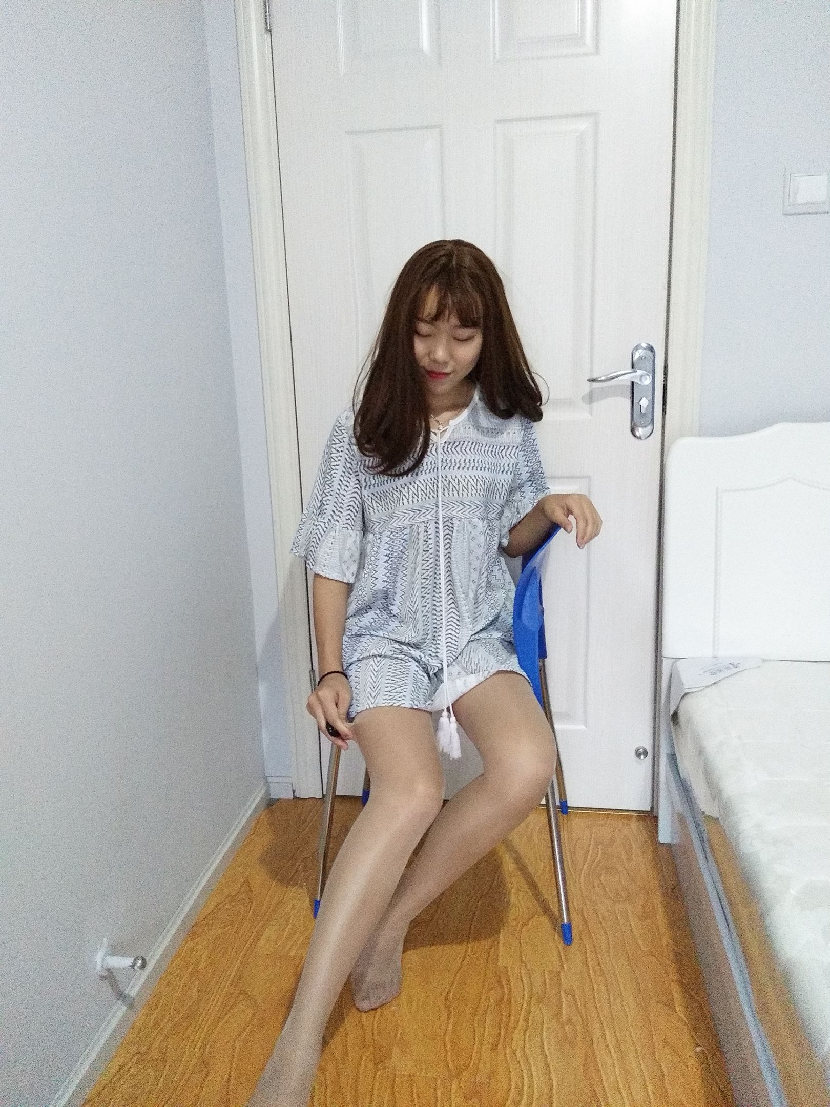 《寝室丝袜脚丫自拍》作品图