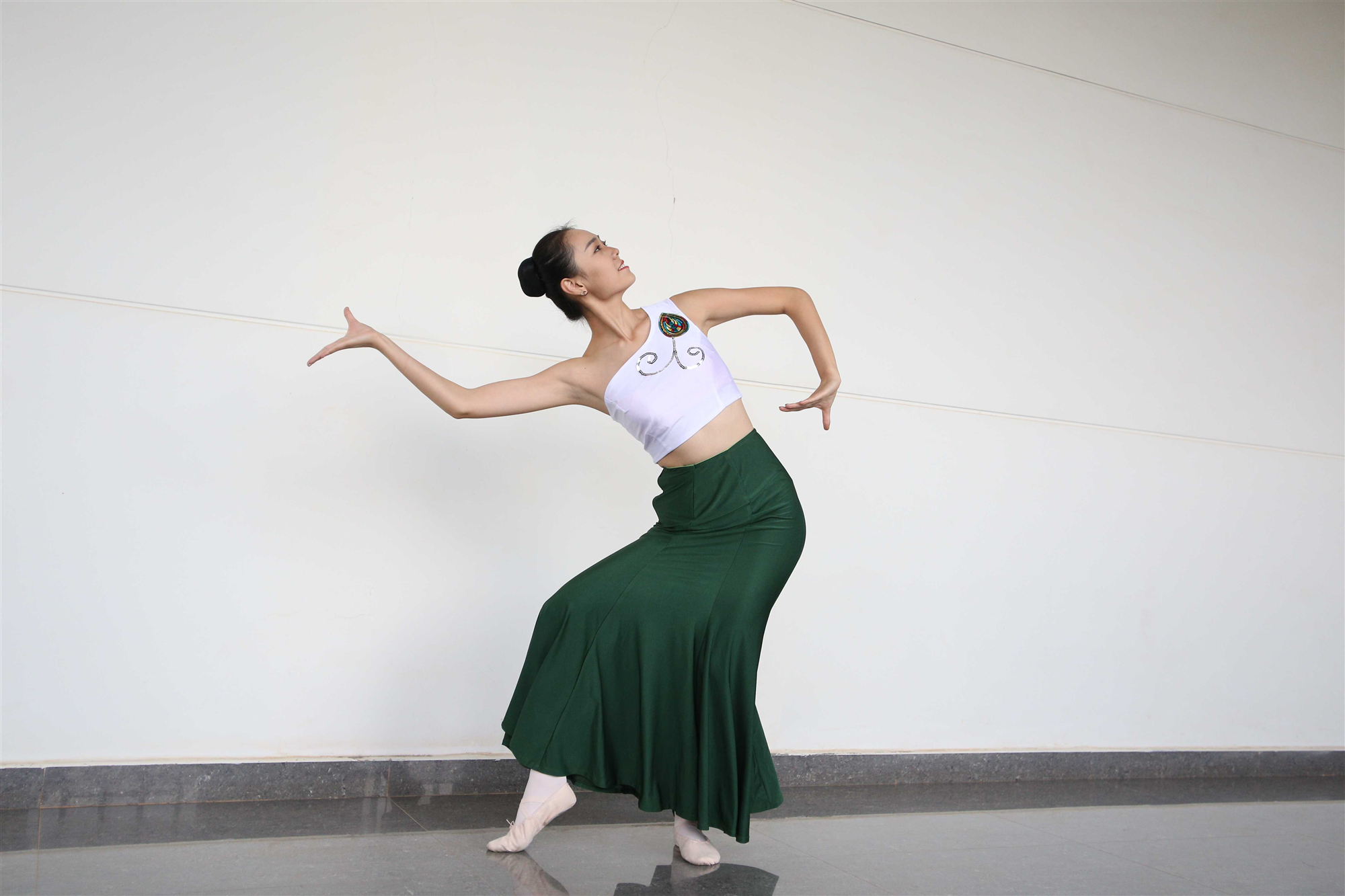 《绿裙舞蹈女生+视频一部》作品图