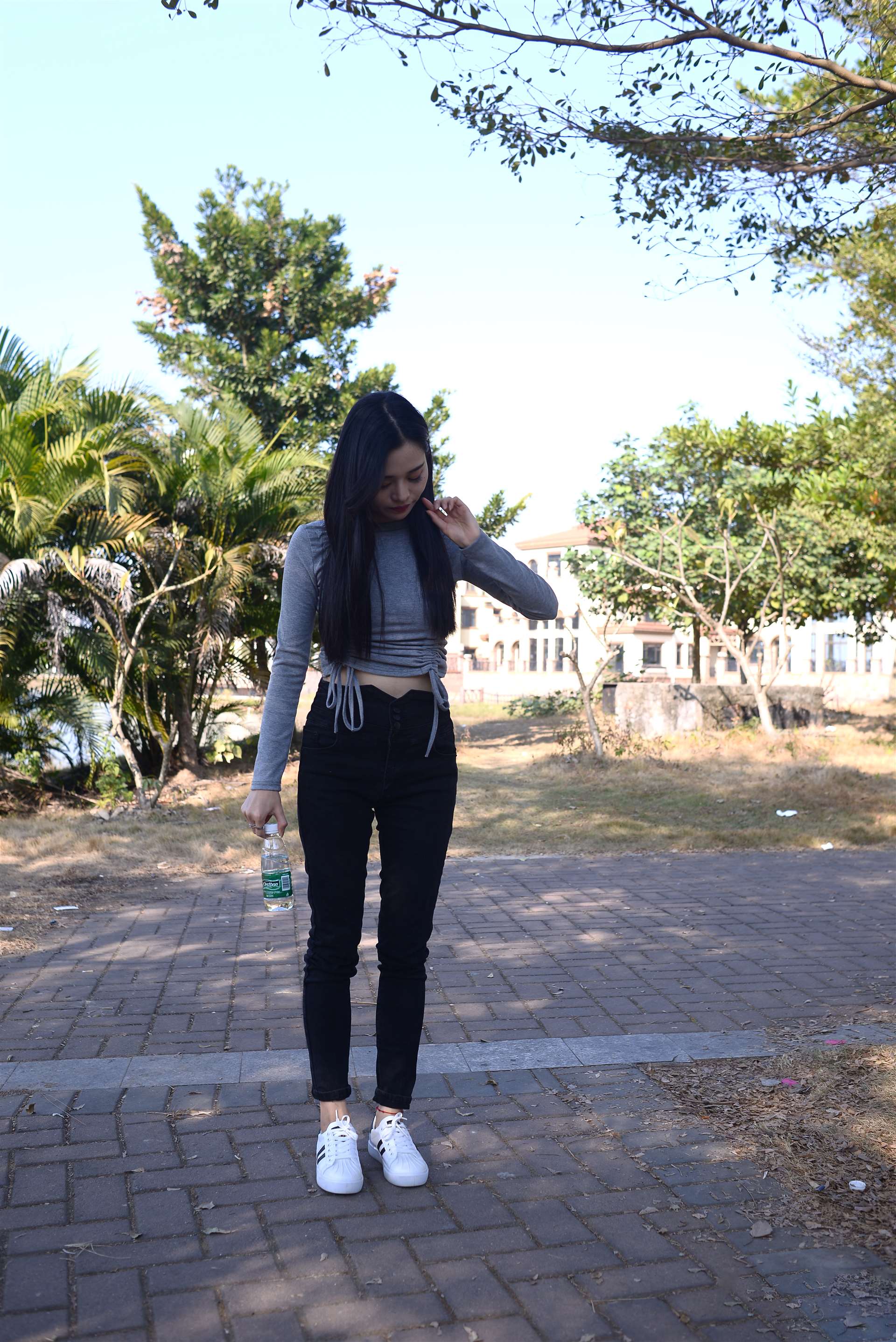 《单车上的船袜女孩》作品图