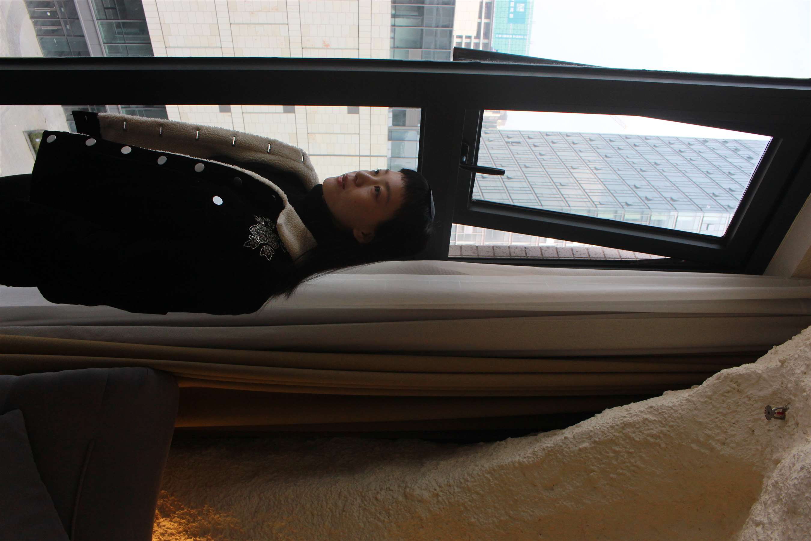 《窗台上的那个女孩【视频3个网盘下载】》作品图