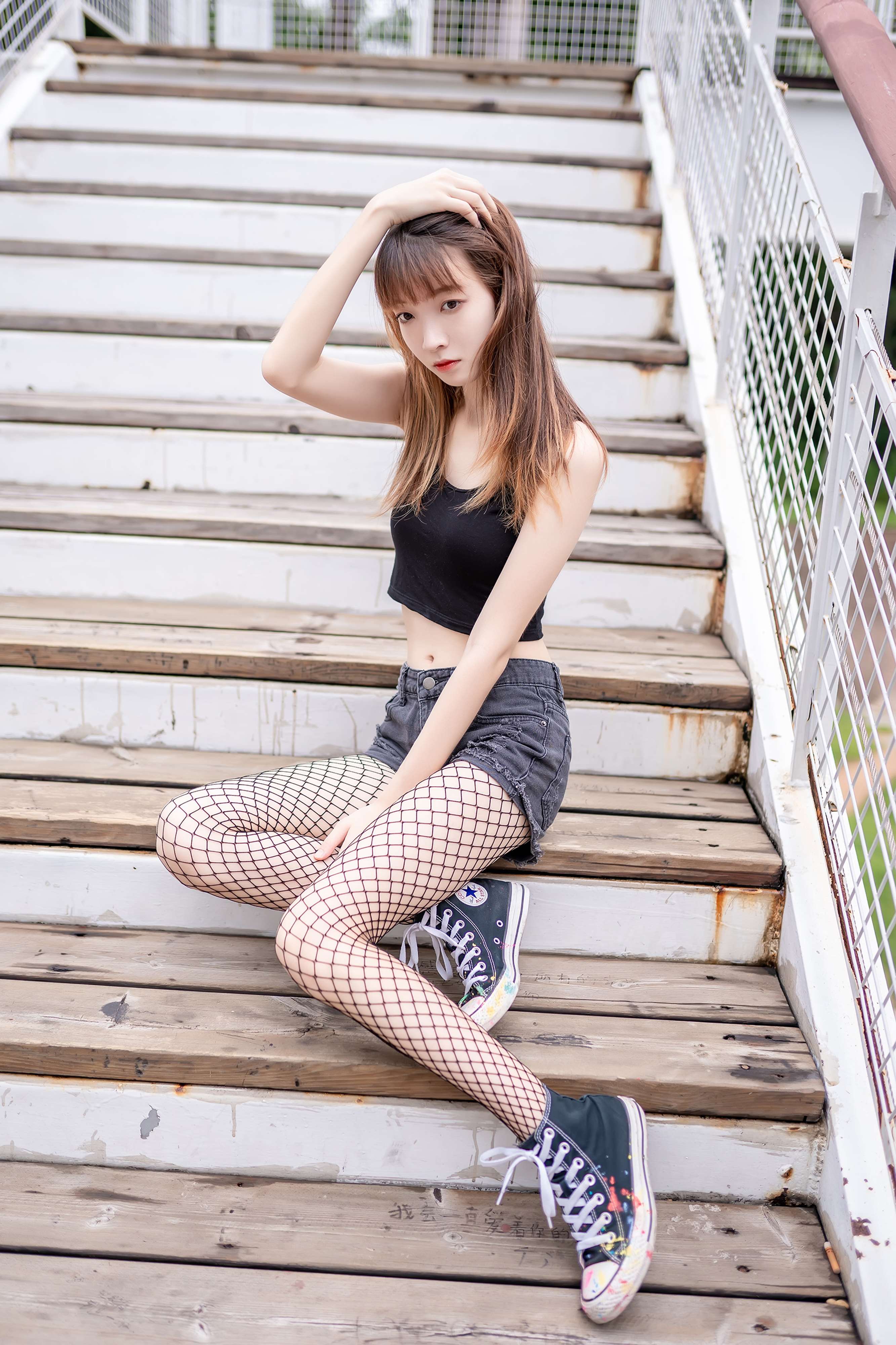 《高帮帆布鞋の网袜脚丫》作品图