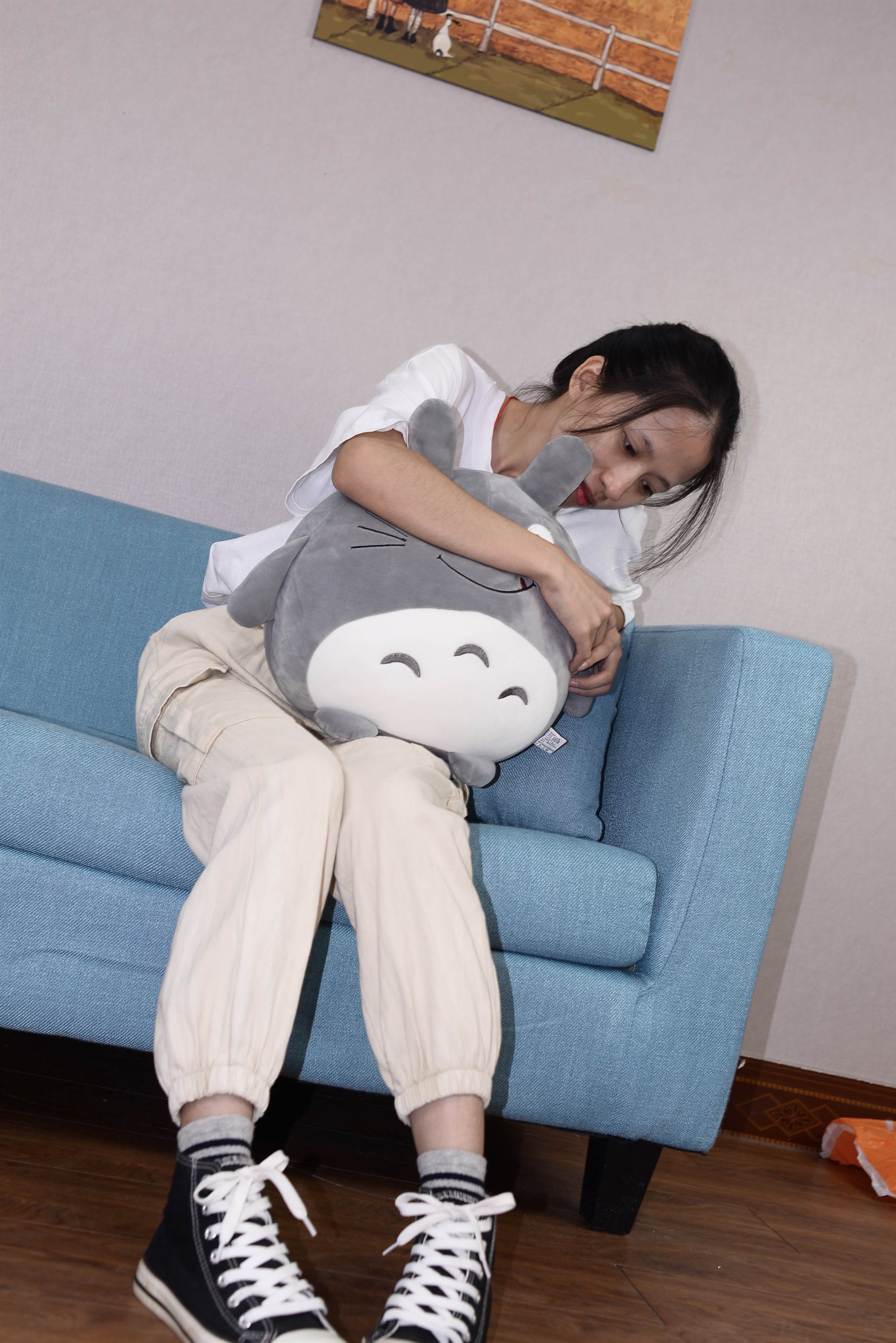 《龙猫抱枕の帆布鞋棉袜脚》作品图