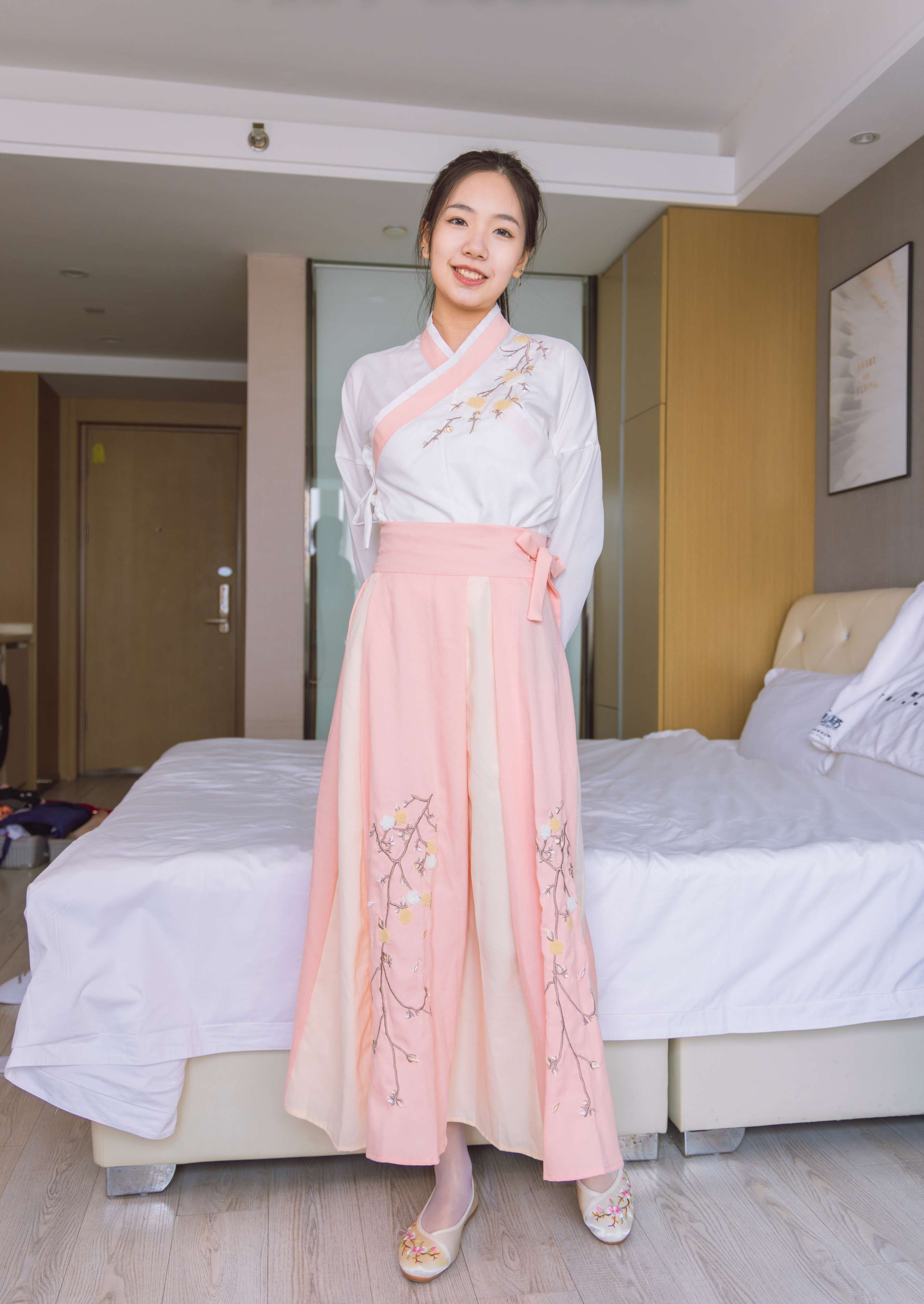 《小甜豆-古装布鞋白丝の裸足》作品图