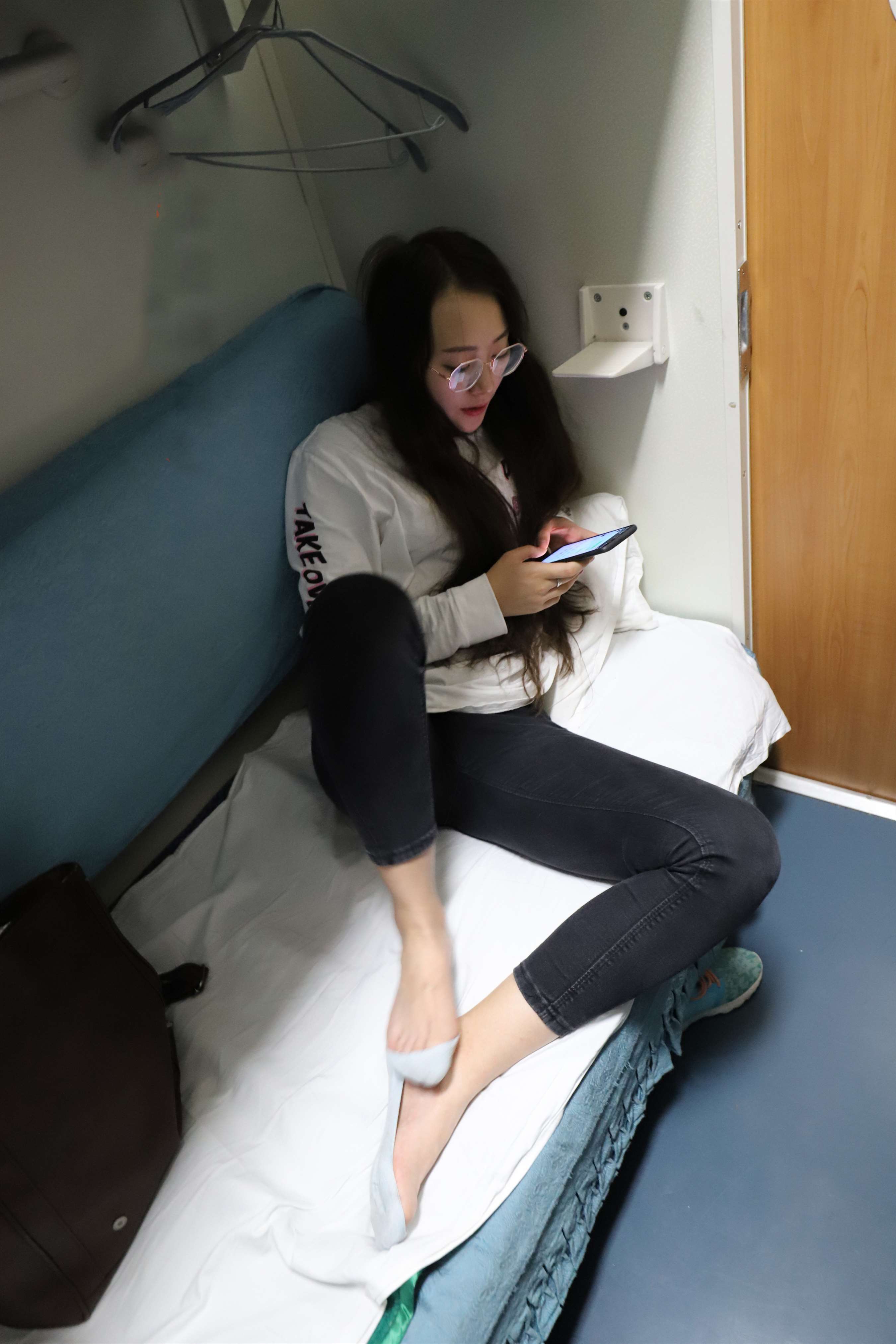 《卧铺的女孩》作品图