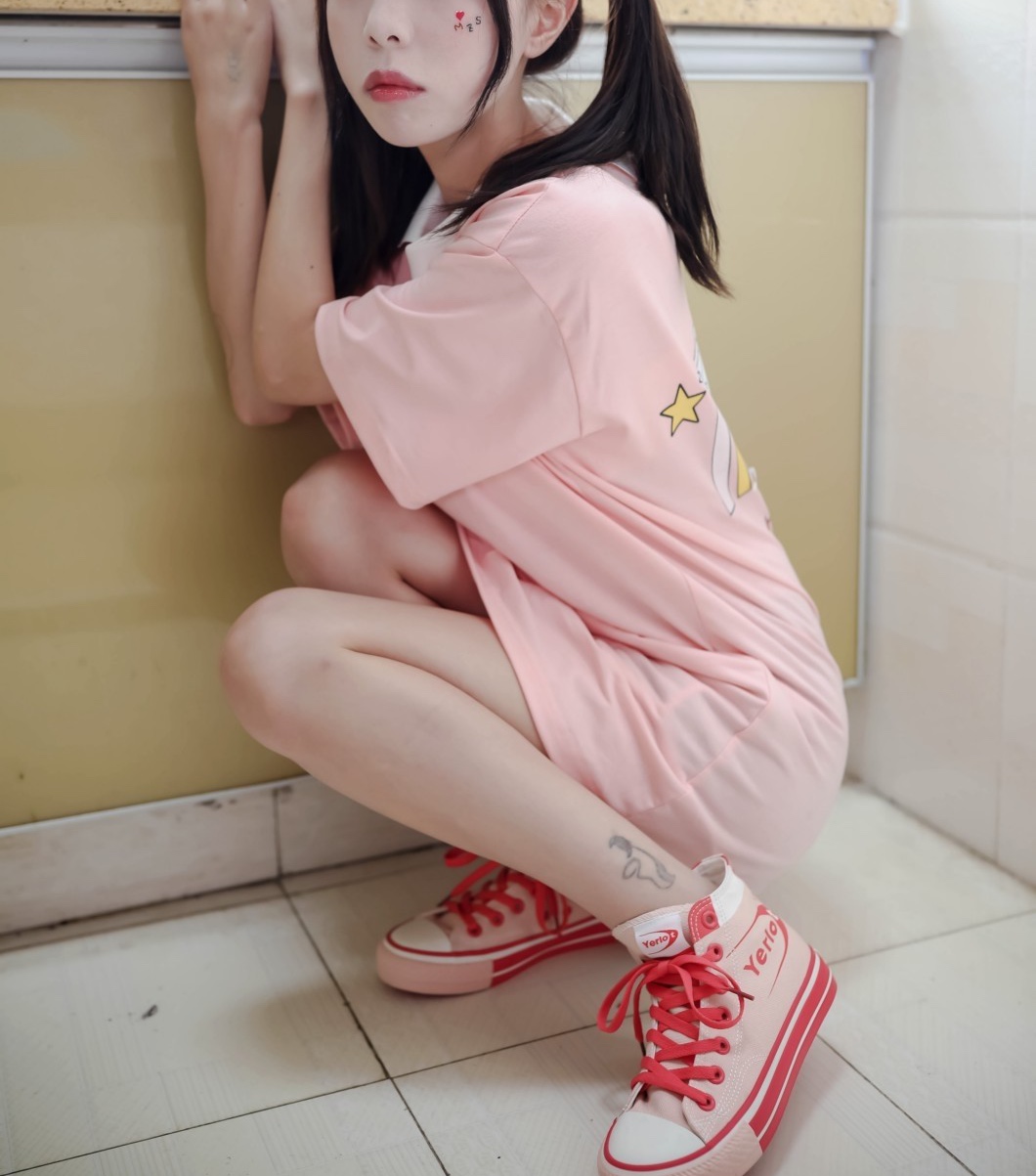 《嫩足玩酸奶》作品图