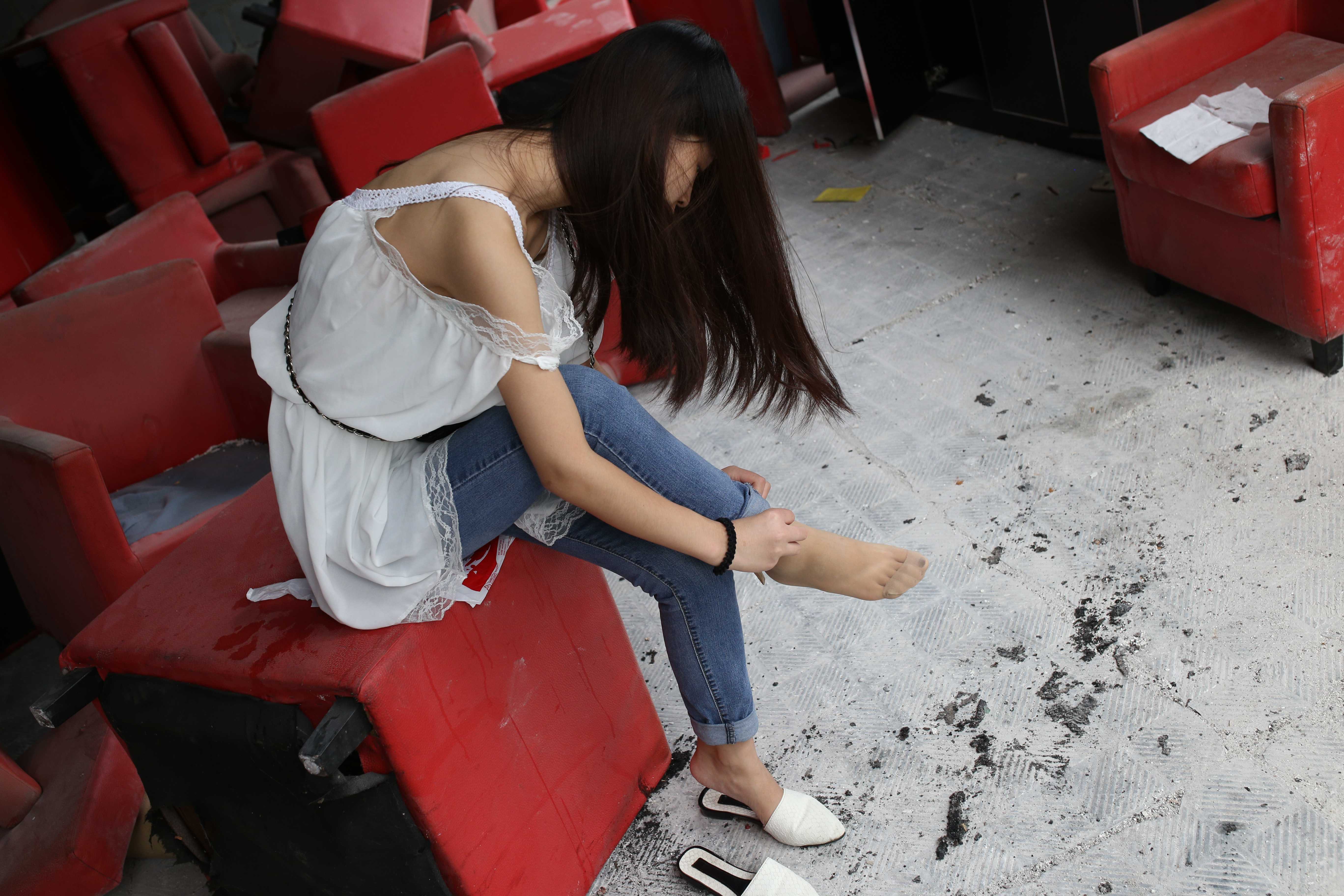 《旧楼翻新越拍牛仔の肉丝脚丫》作品图