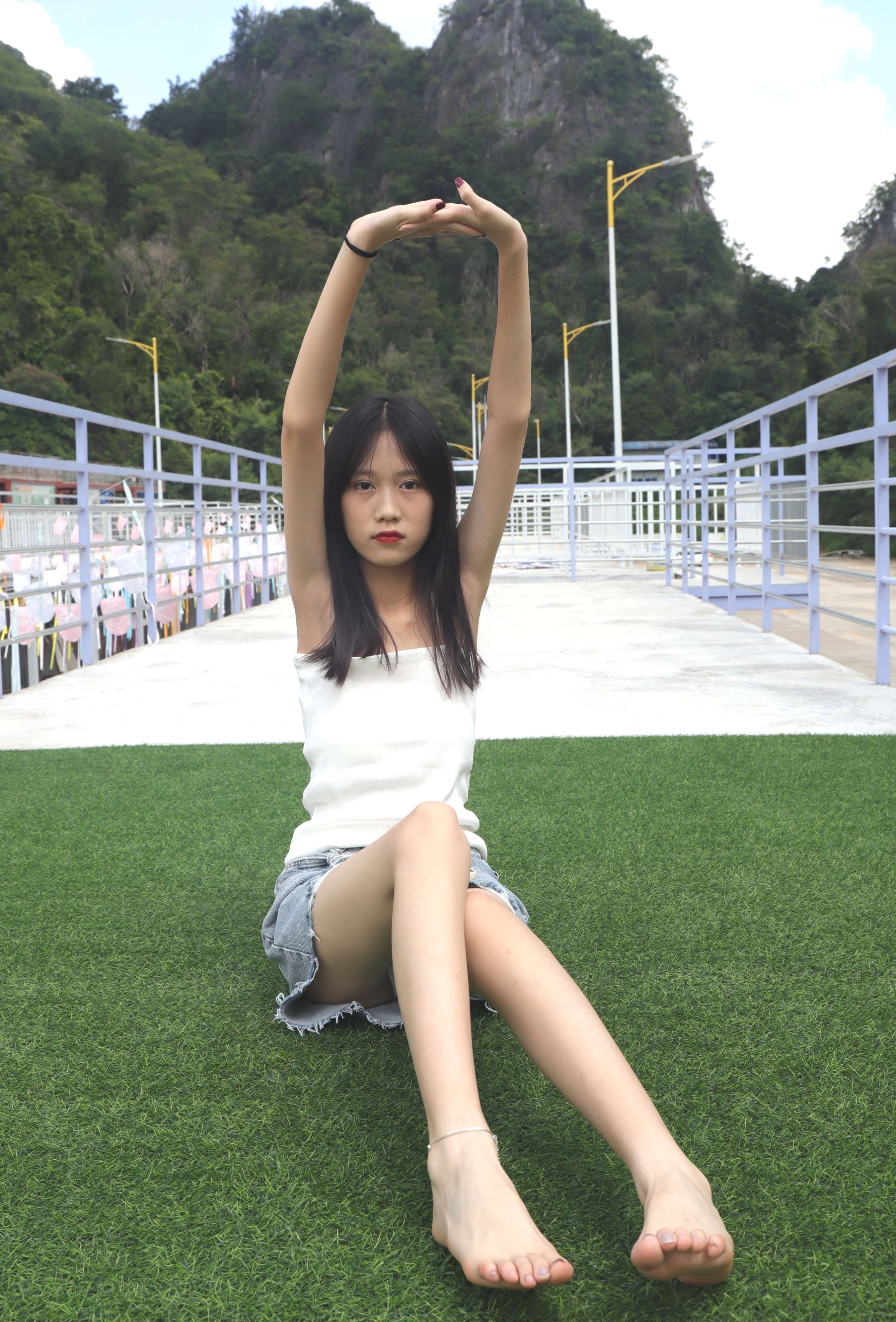 《终于哄得表妹拍了套吊带脚丫图》作品图