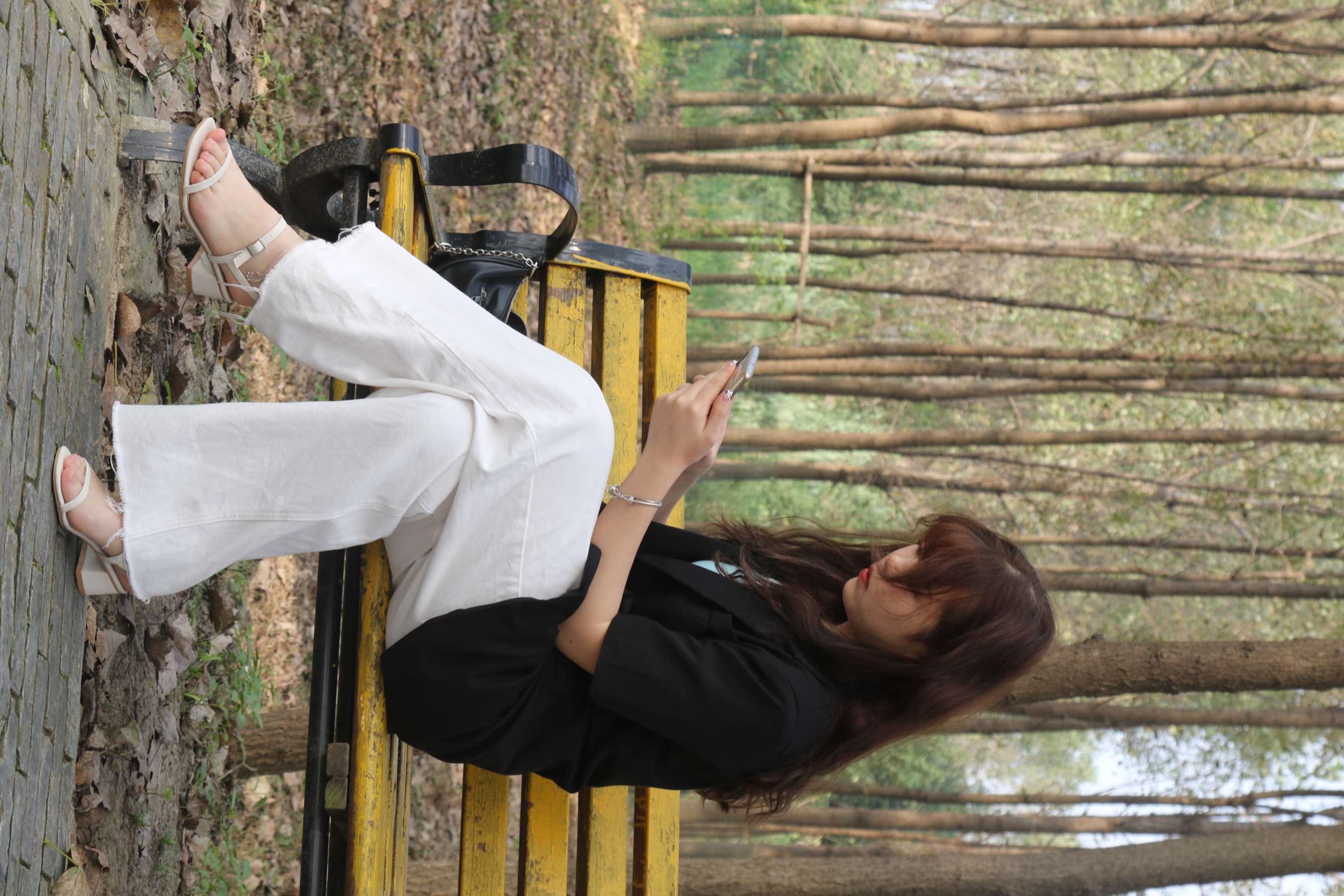 《少女生态公园之一字带秀气凉鞋》作品图