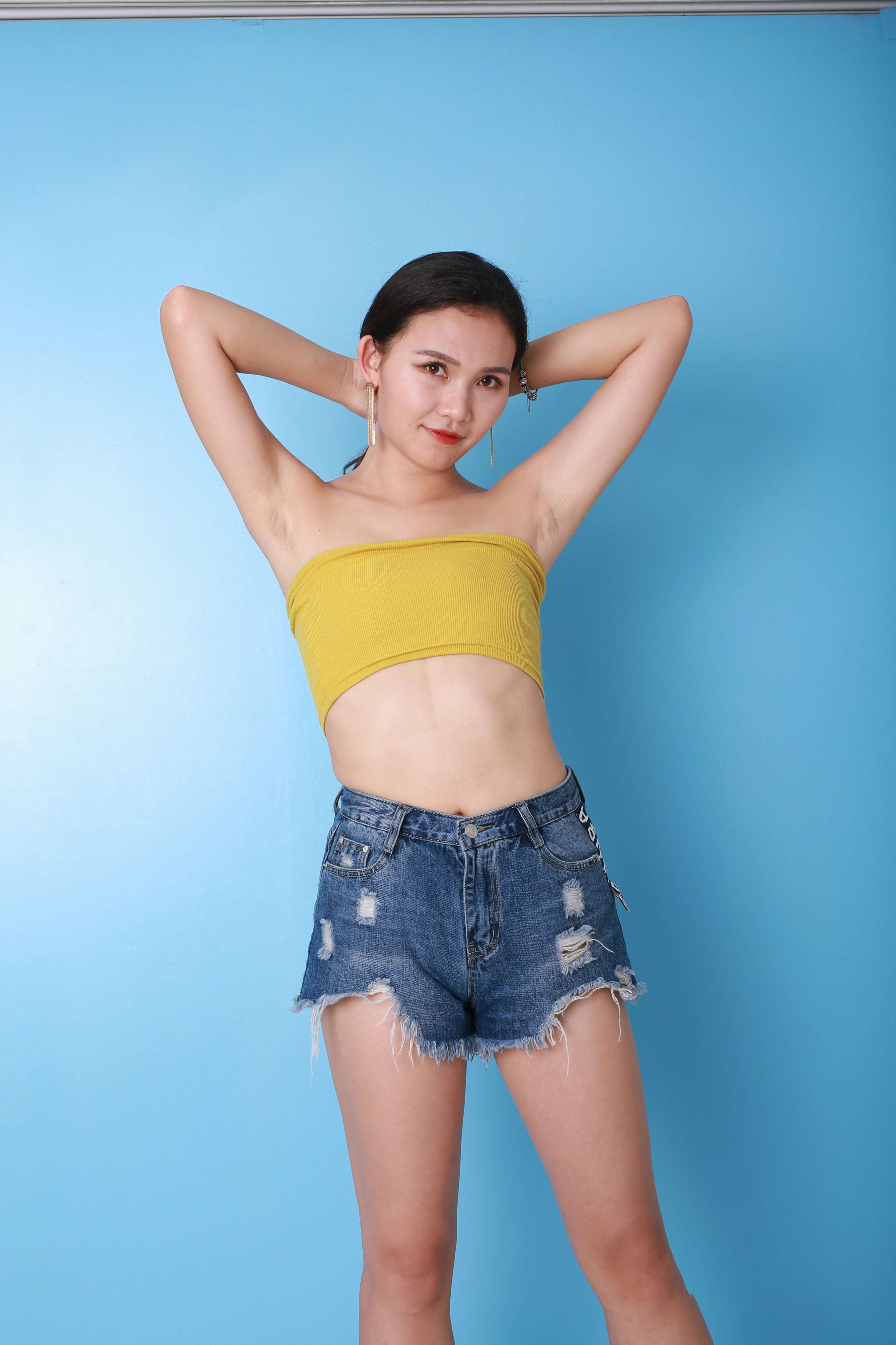 《吴宣宣红甲嫩足》作品图