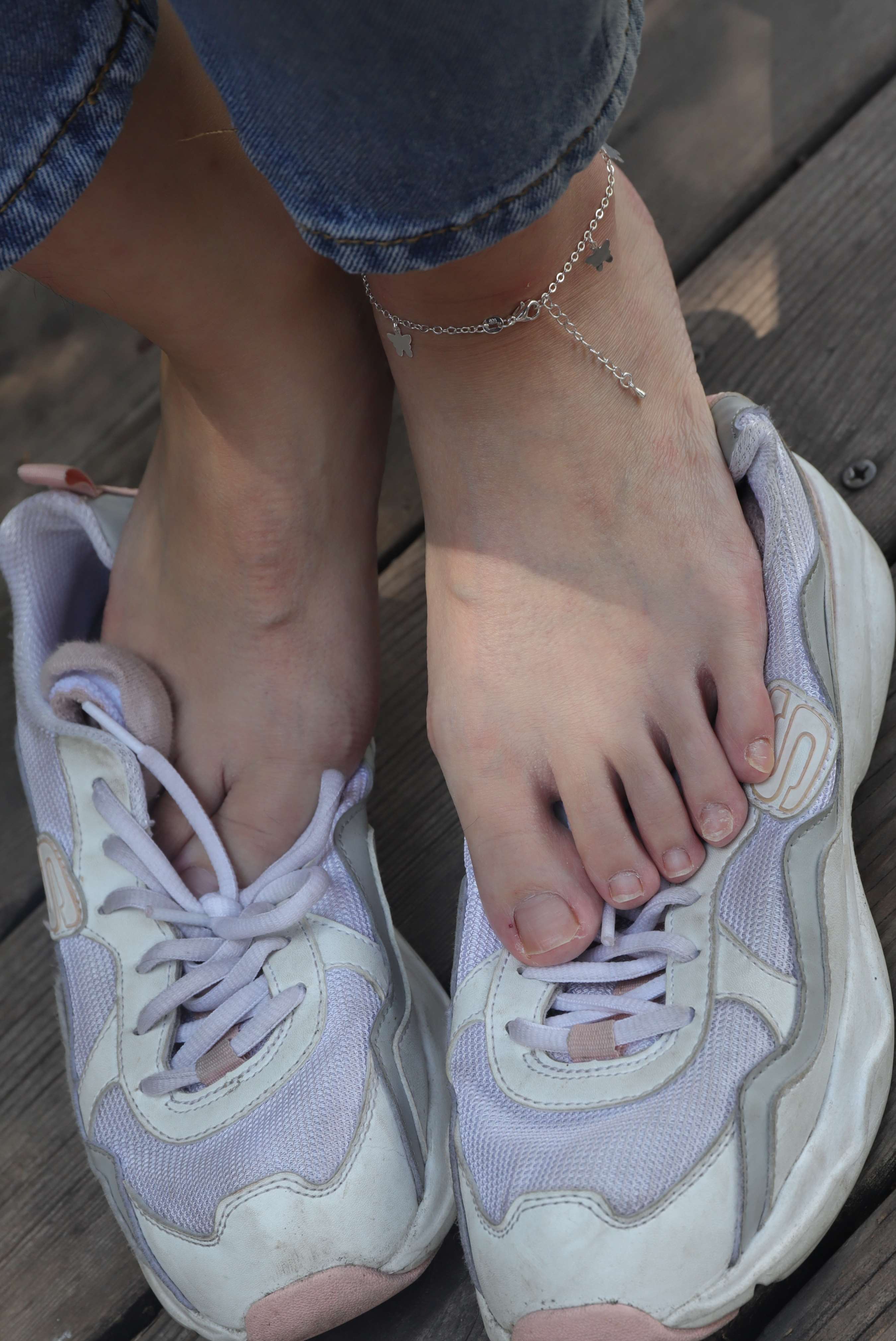 《大学生小刘脱下穿了一天的运动鞋》作品图