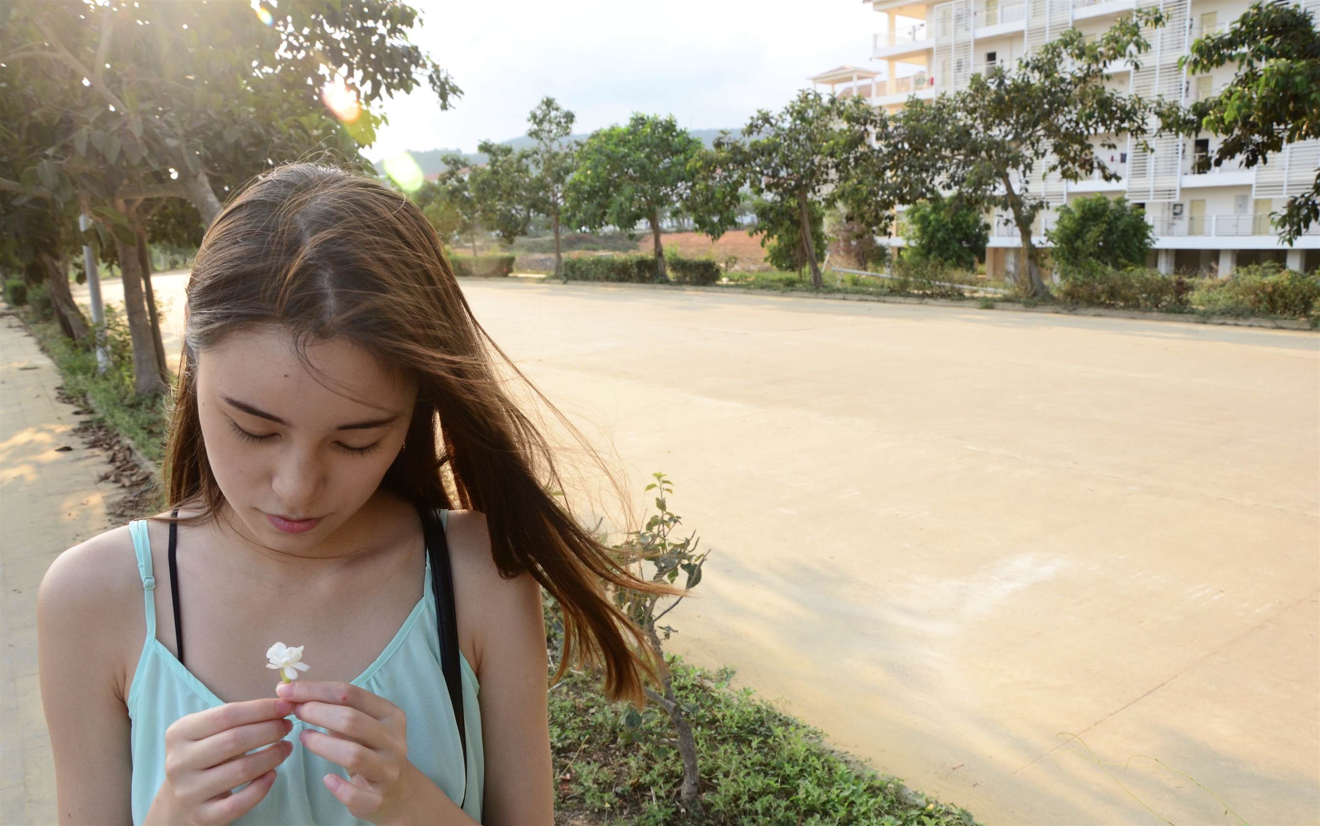 《操场上的帆布鞋の棉袜脚丫》作品图