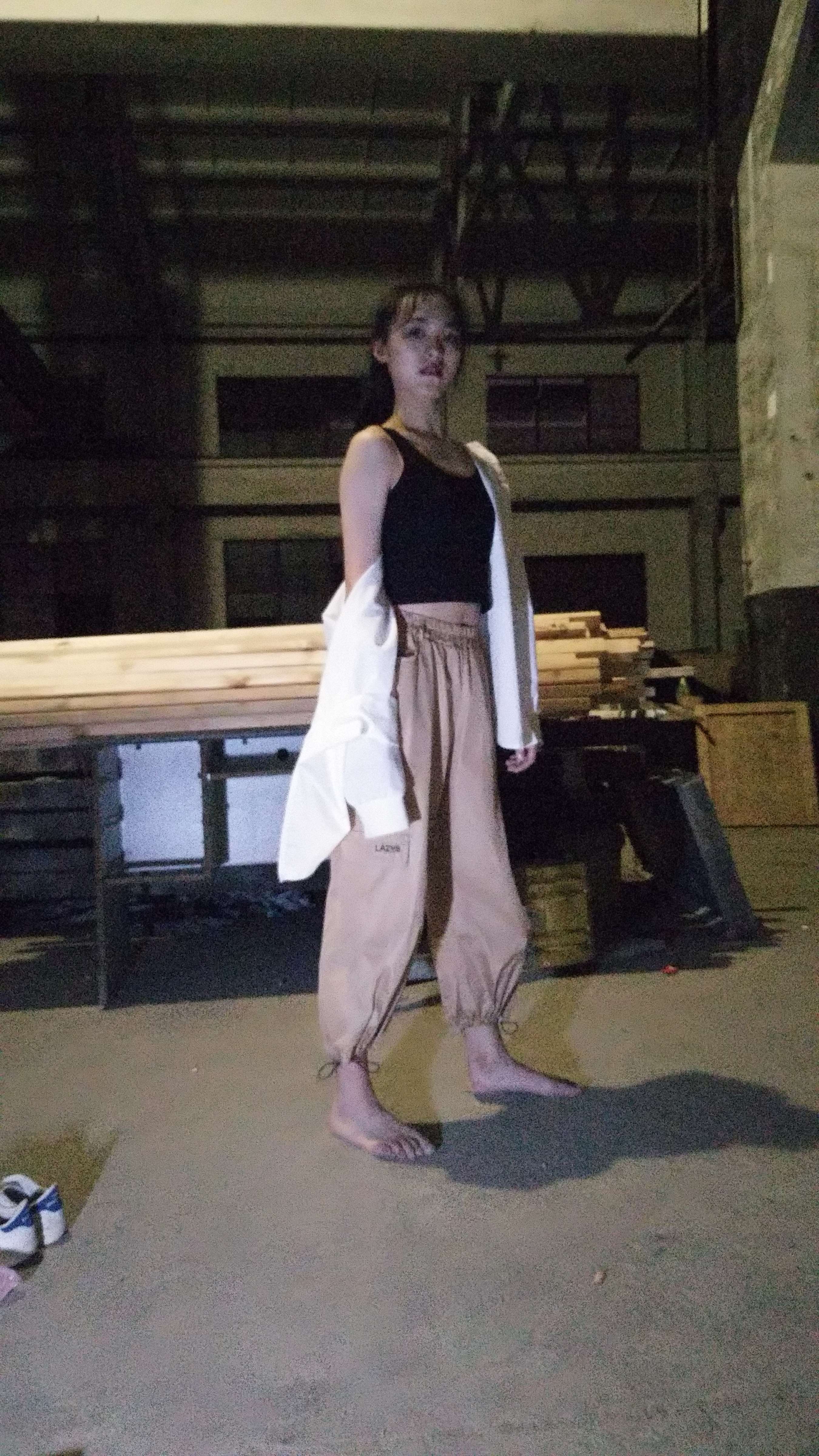 《子瑒-废弃工厂广场赤脚》作品图