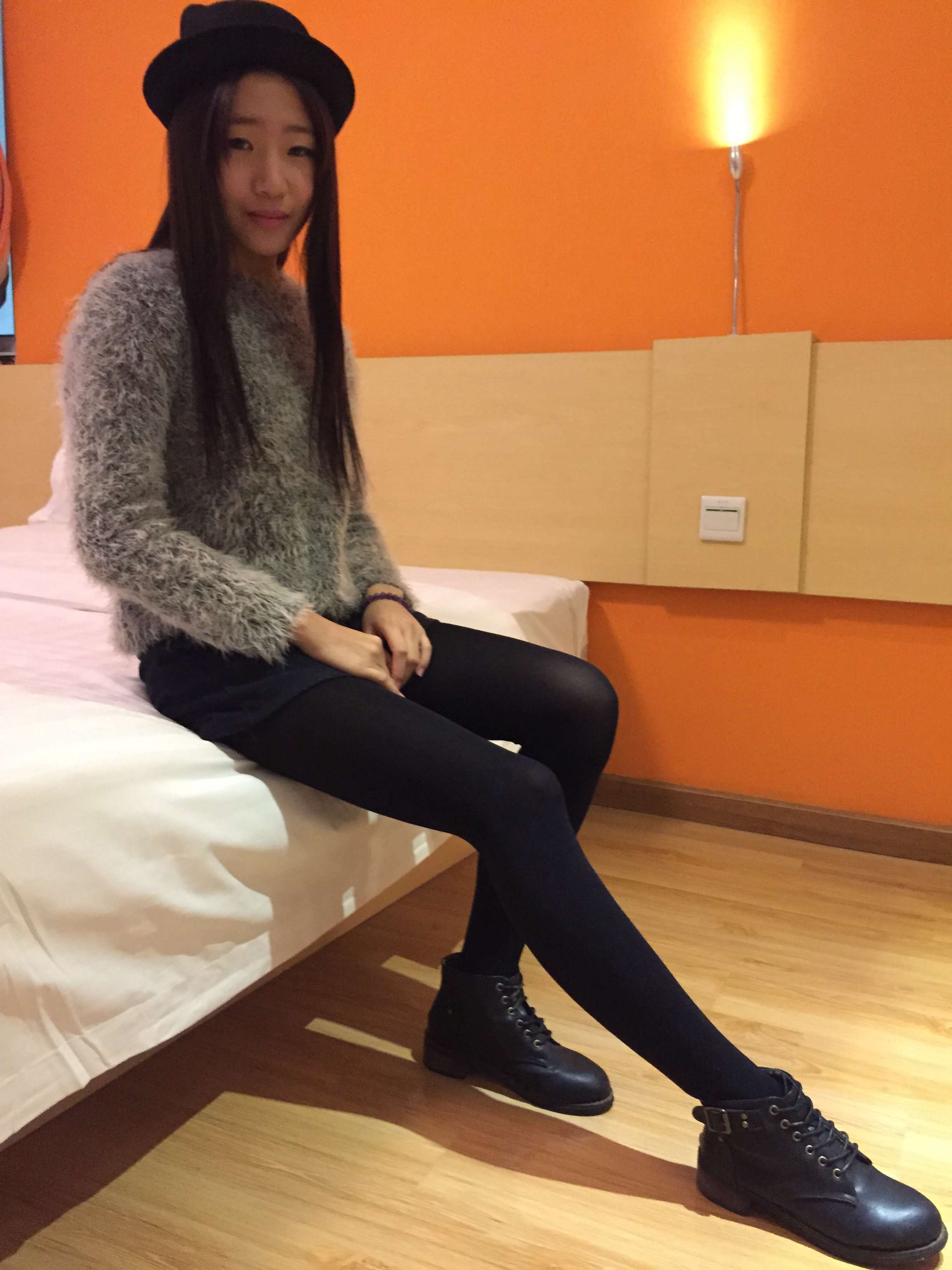 《开洞黑丝脚丫》作品图