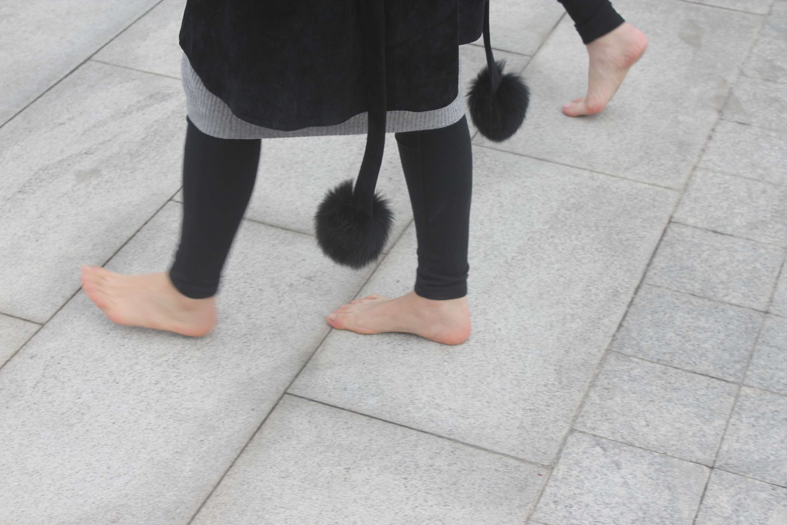 《赤脚两姐妹》作品图