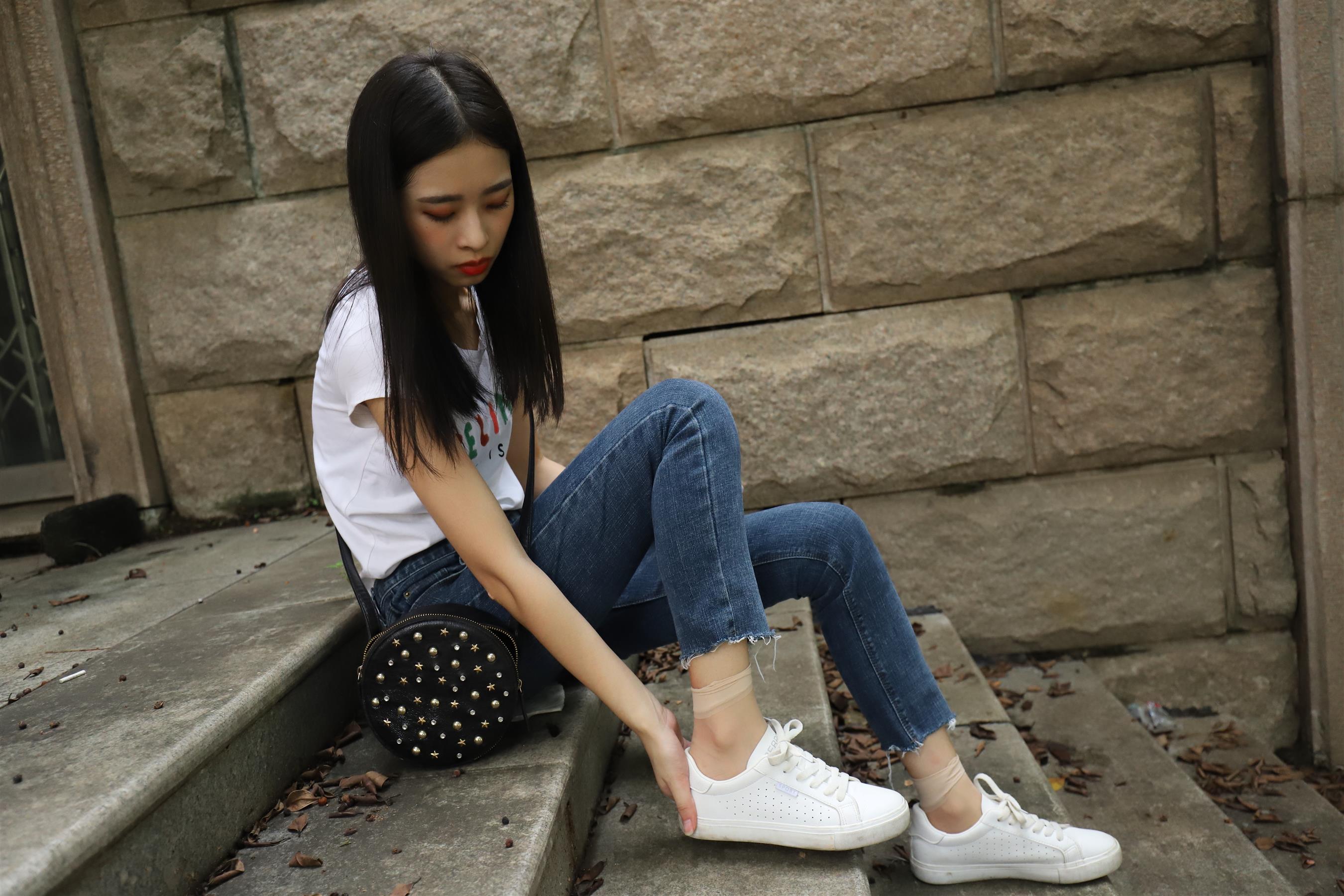 《九分牛仔の板鞋丝袜脚丫下》作品图