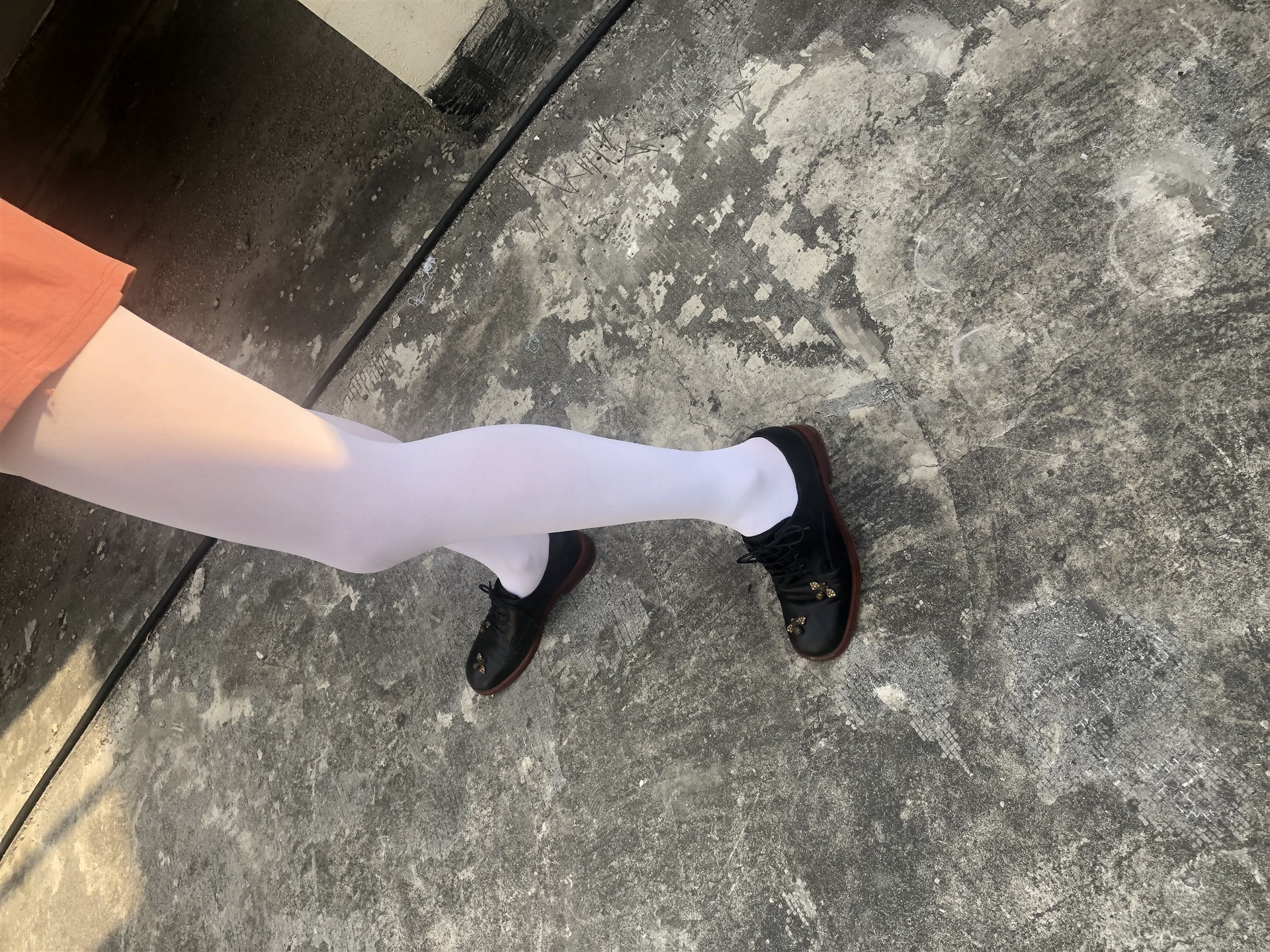 《天台皮鞋丝袜脚》作品图