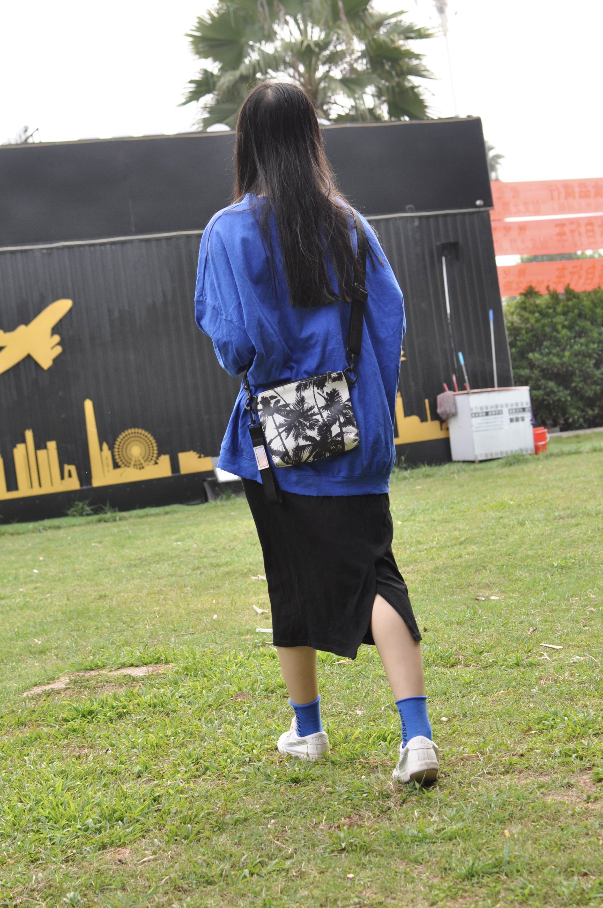 《喜欢蓝色的小姐姐》作品图