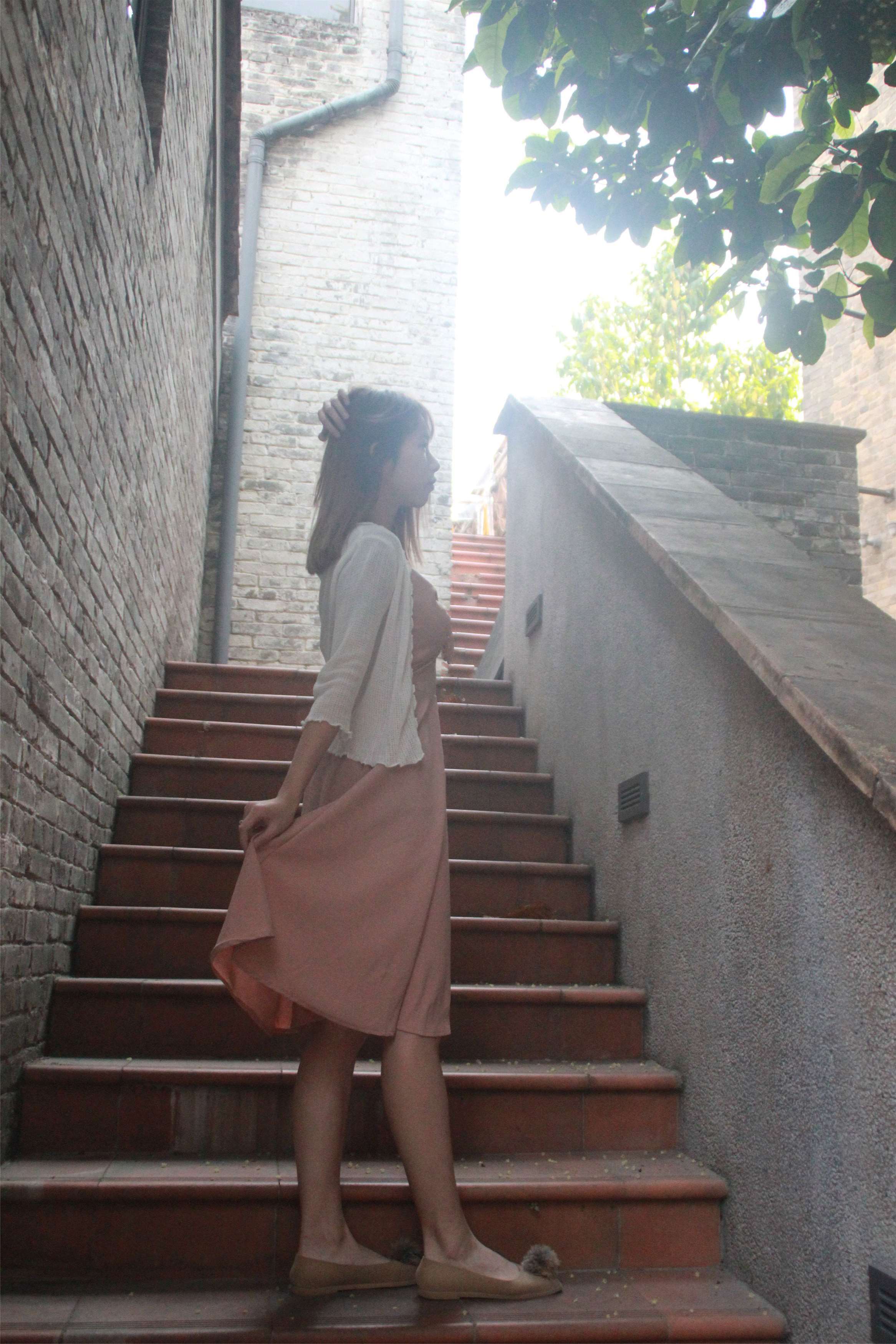 《嫩足与落叶》作品图