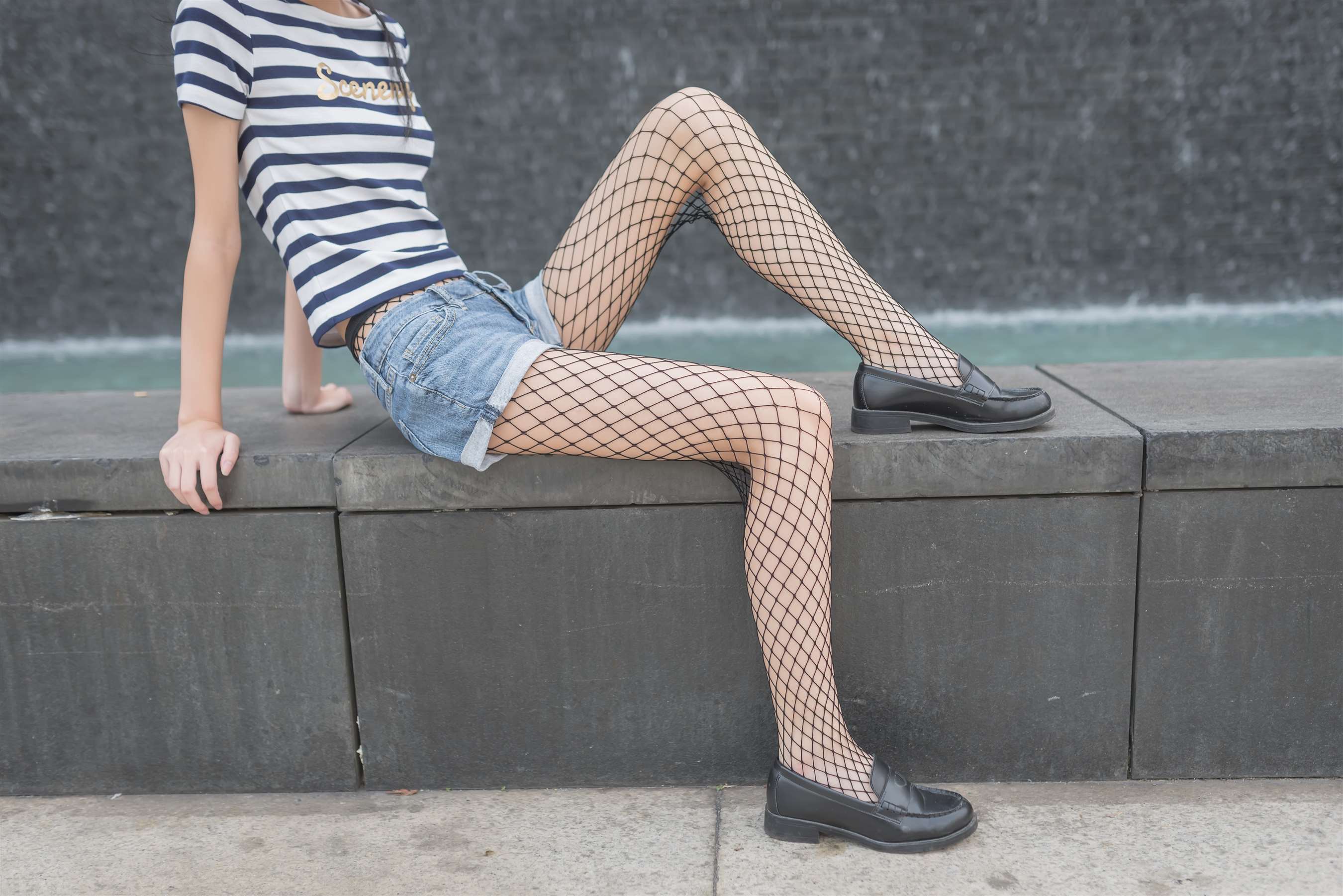 《热裤の网袜脚丫》作品图