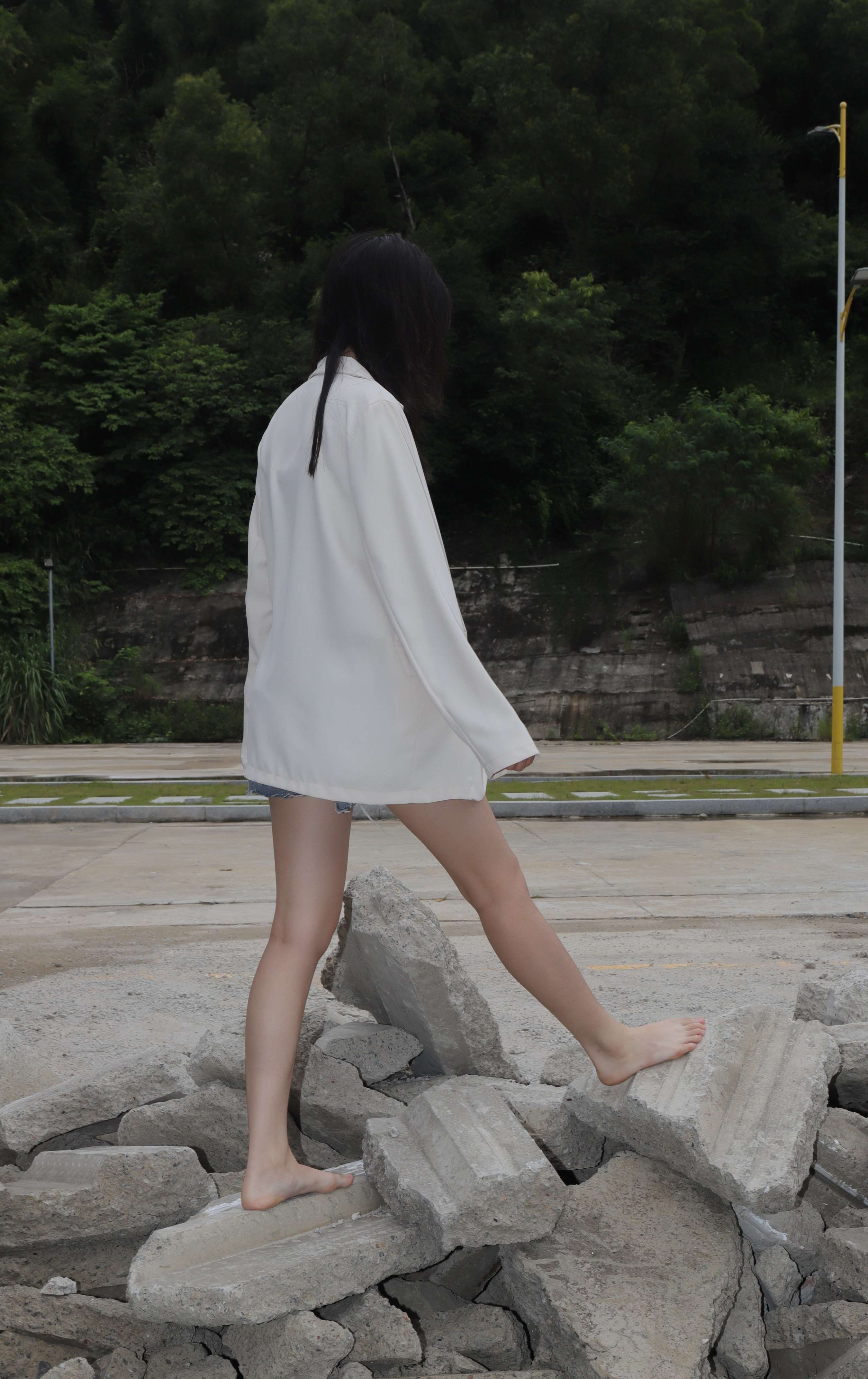 《珊珊少女创意产业园吊带赤脚》作品图