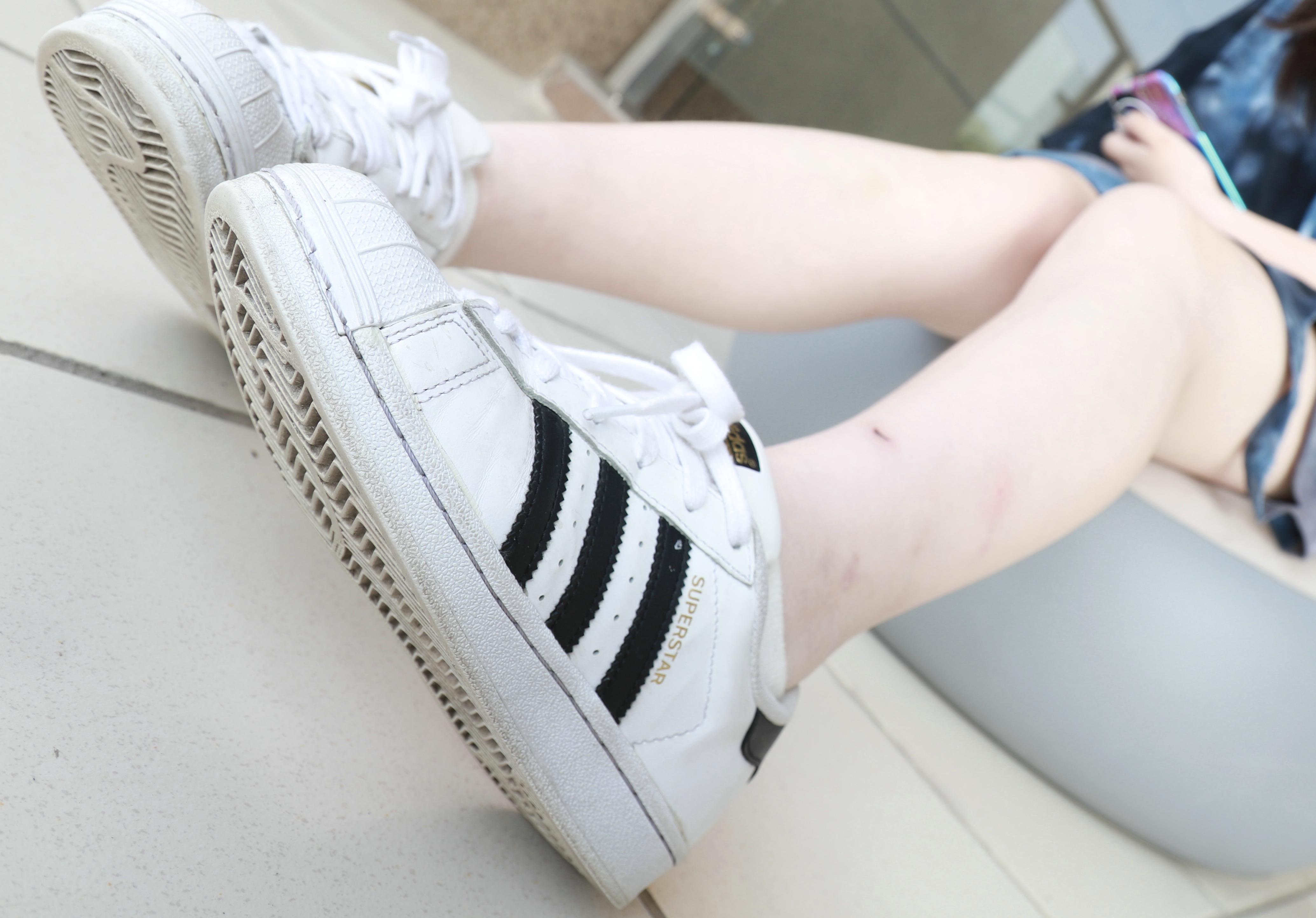 《板鞋棉袜脚の脱袜过程》作品图