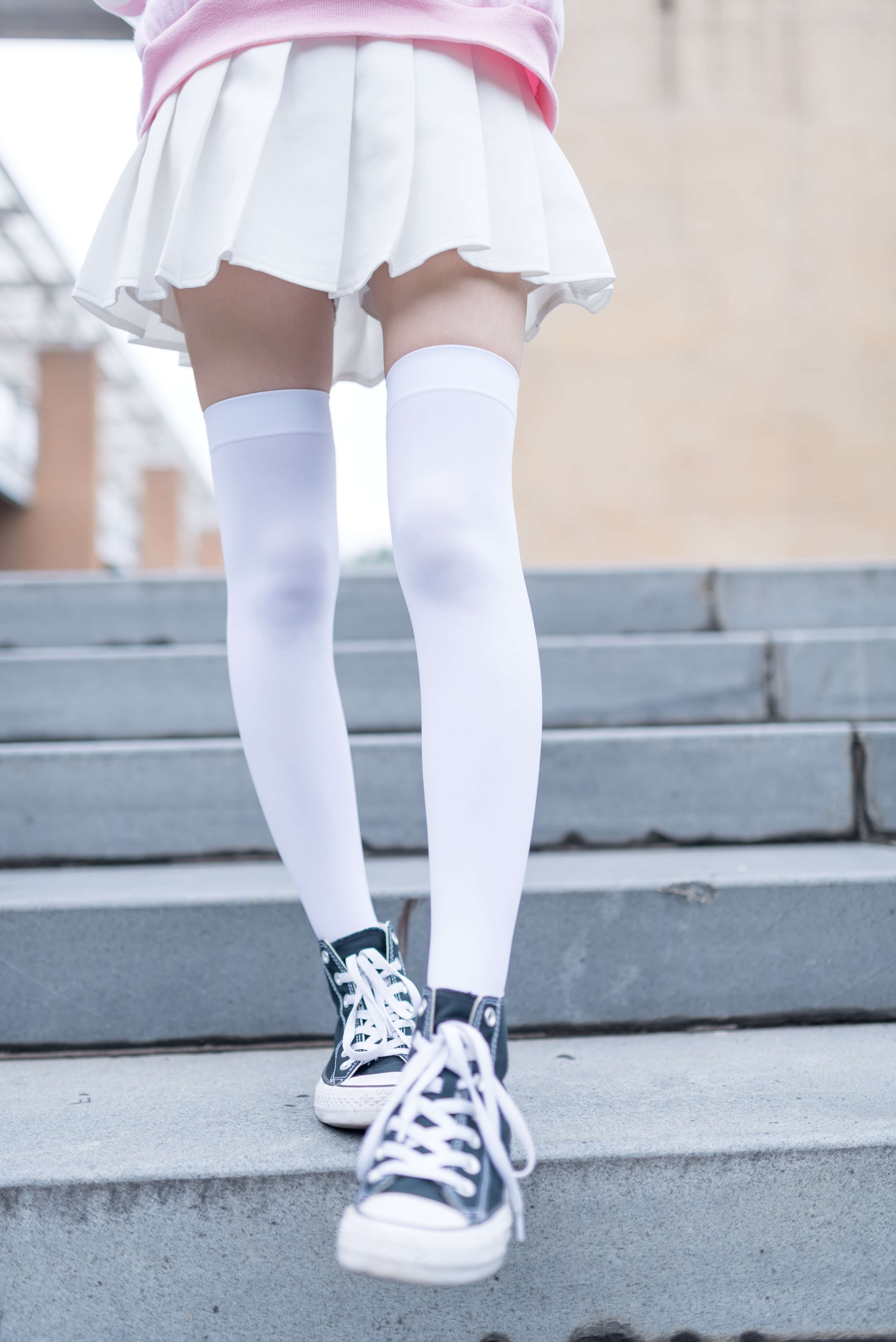 《高帮帆布鞋の长白丝袜》作品图