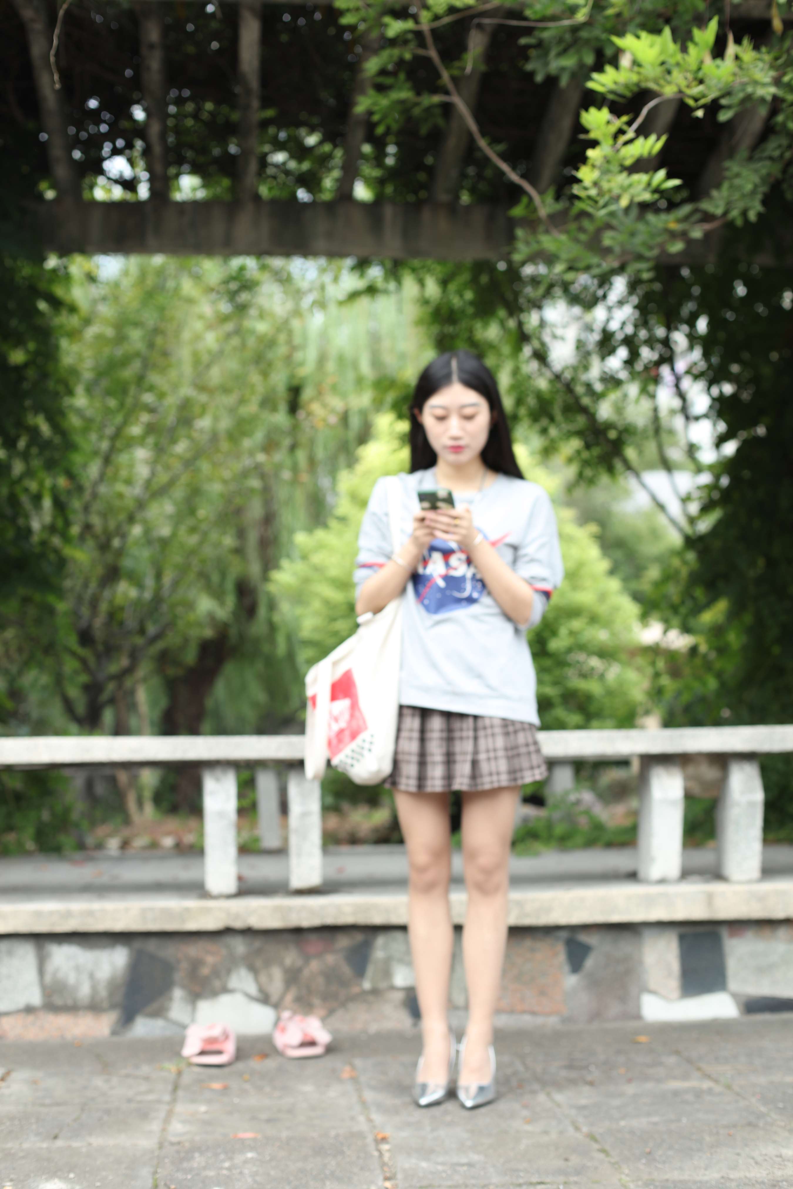 《翼宁-长腿石凳上的软妹》作品图