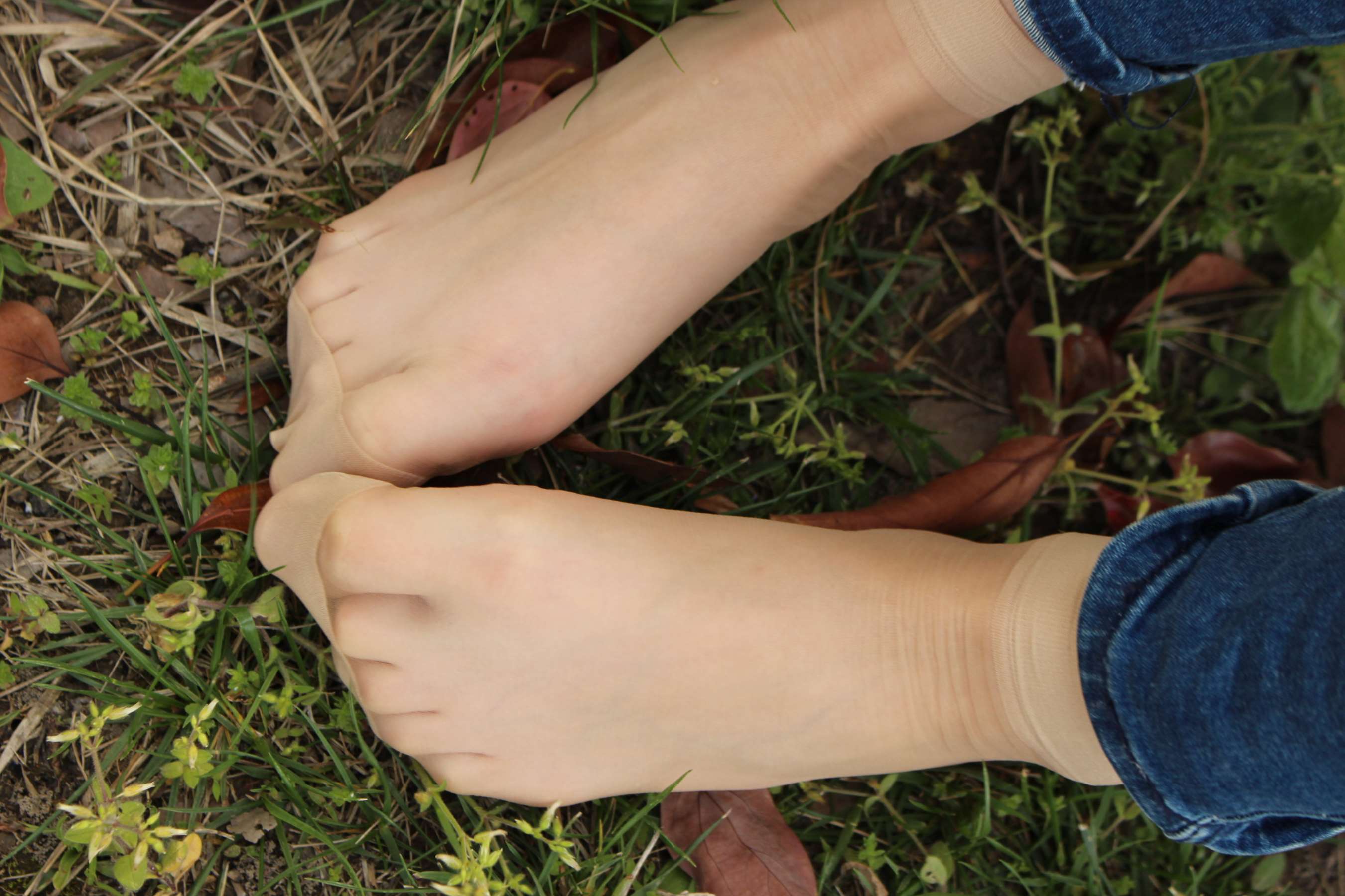 《类似混血的大三学姐的短丝脚丫》作品图