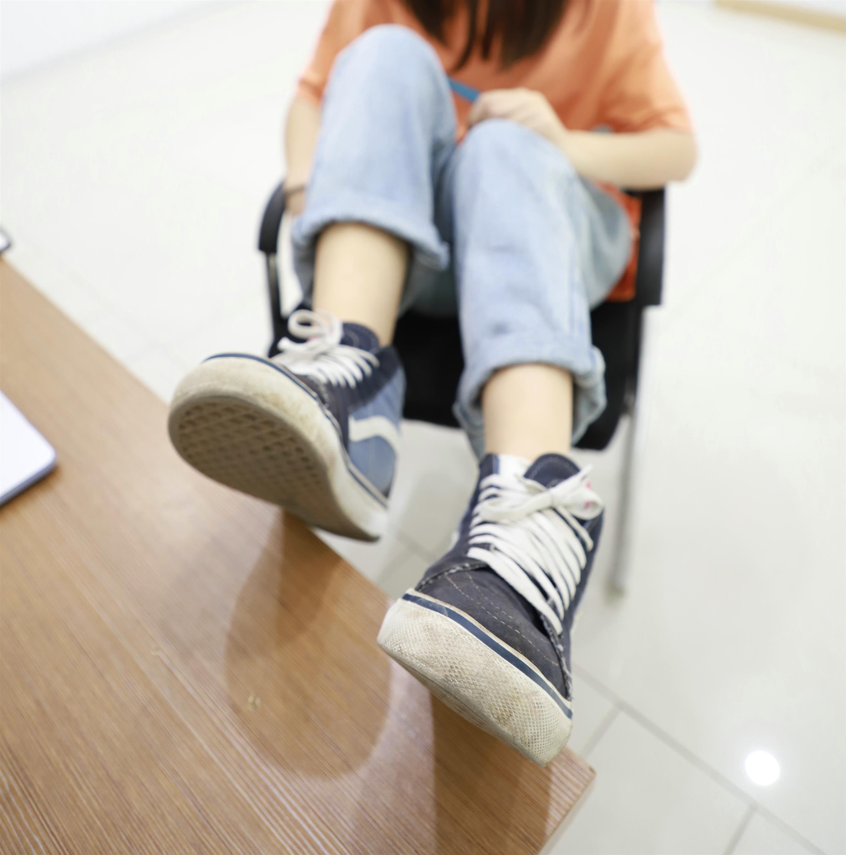 《电脑桌上的棉袜脚丫》作品图