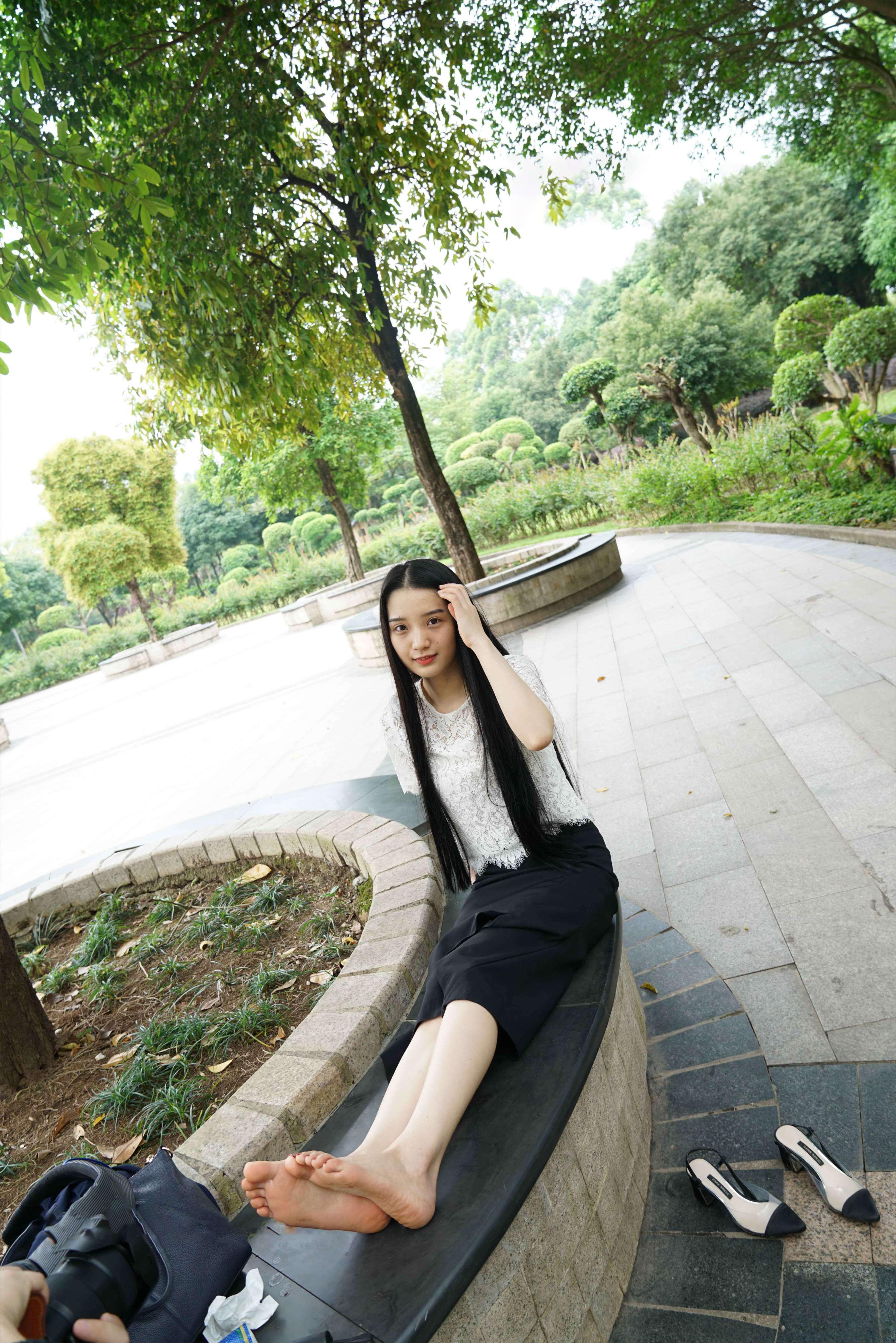 《小姐姐公园展高跟嫩足》作品图