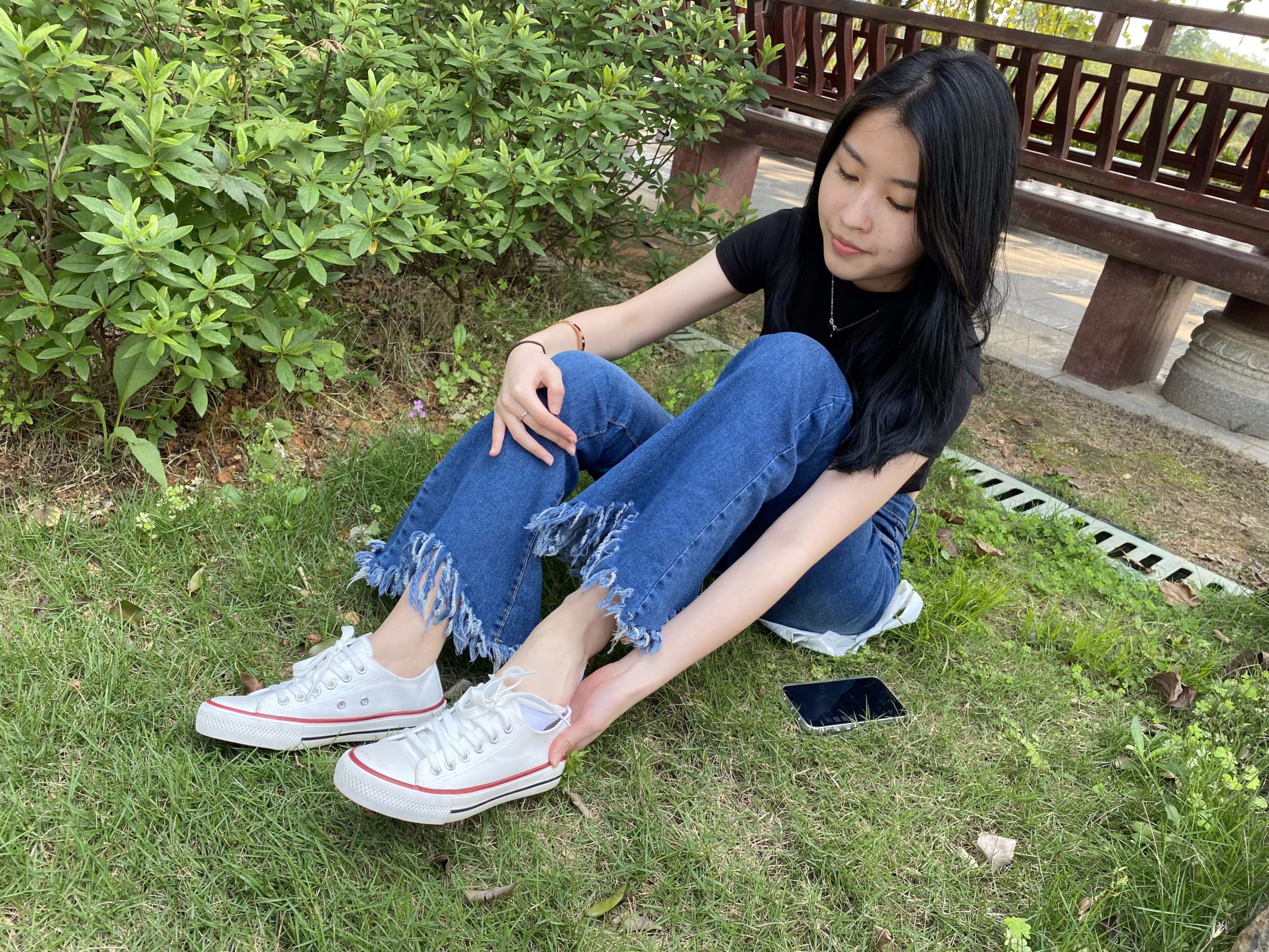 《婷婷船袜换鞋》作品图